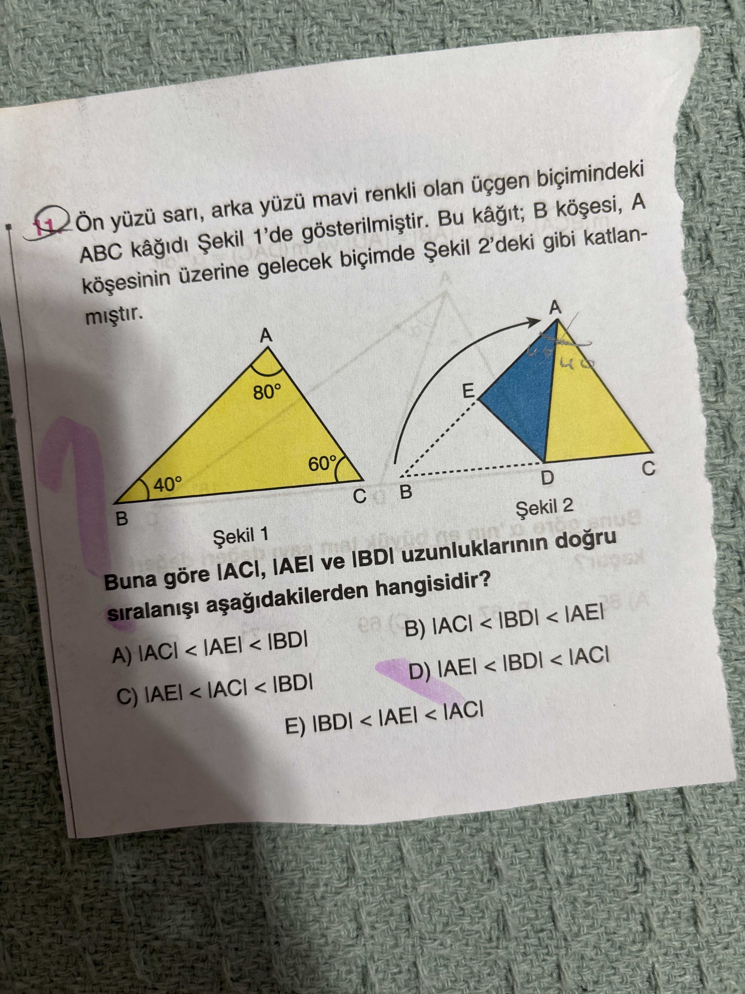 Ön yüzü sarı, arka yüzü mavi renkli olan üçgen biçimindeki ABC kâğıdı Şekil 1'de gösterilmiştir. Bu