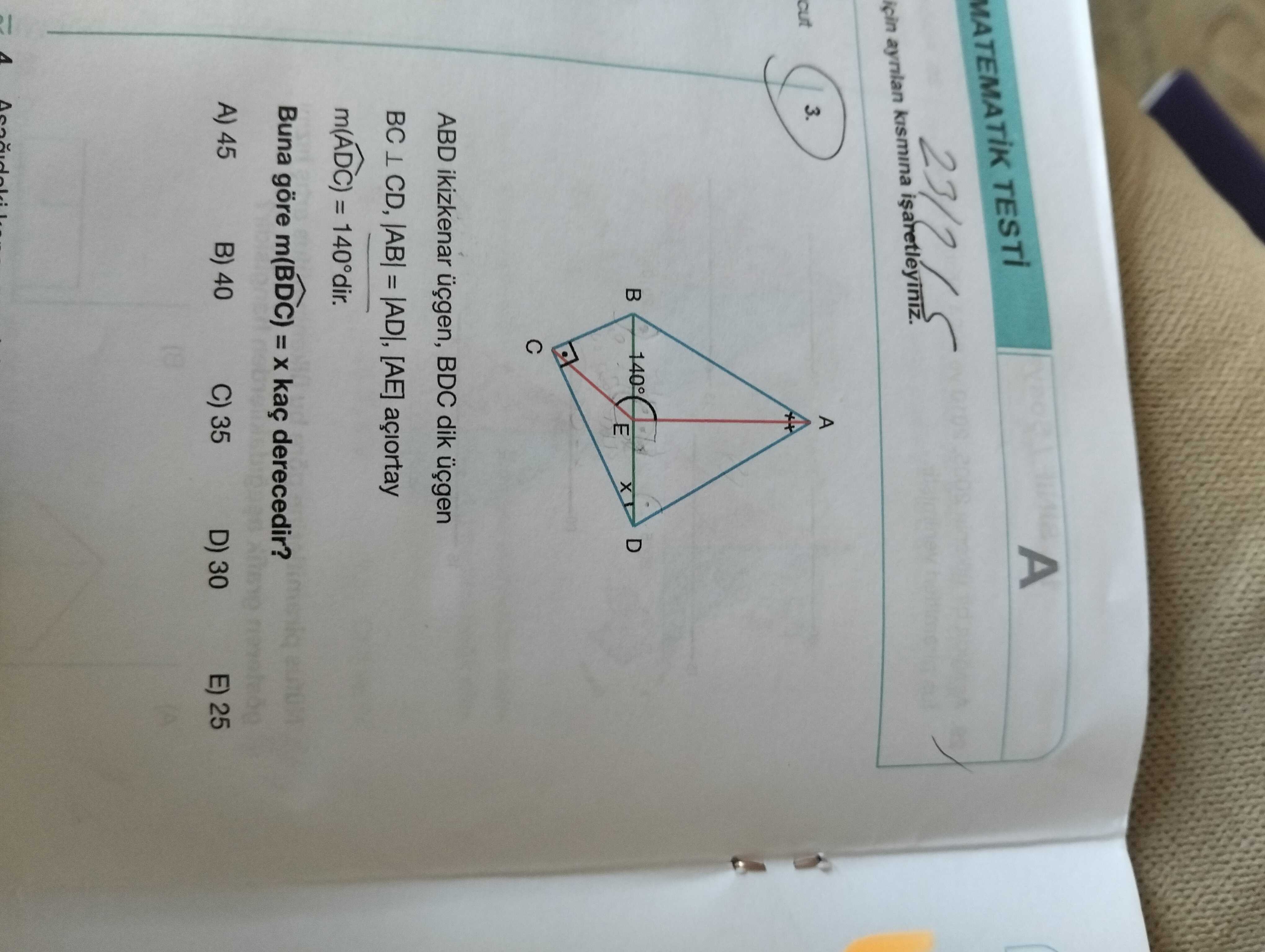 açıortay çizgisi kırmızı renkle gösterilmiş.] ABD ikizkenar üçgen, BDC dik üçgen BC ⊥ CD, |AB| =