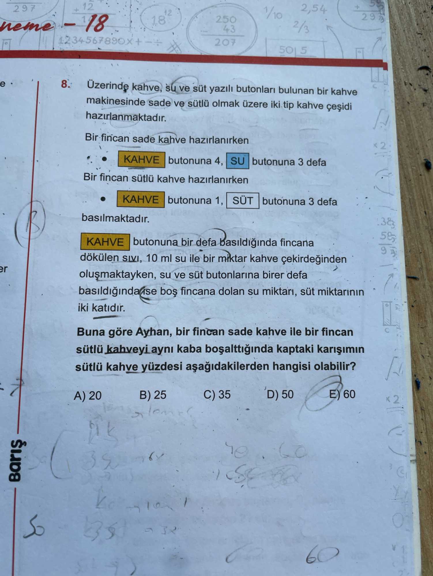 Üzerinde kahve, su ve süt yazılı butonları bulunan bir kahve makinesinde sade ve sütlü olmak üzere