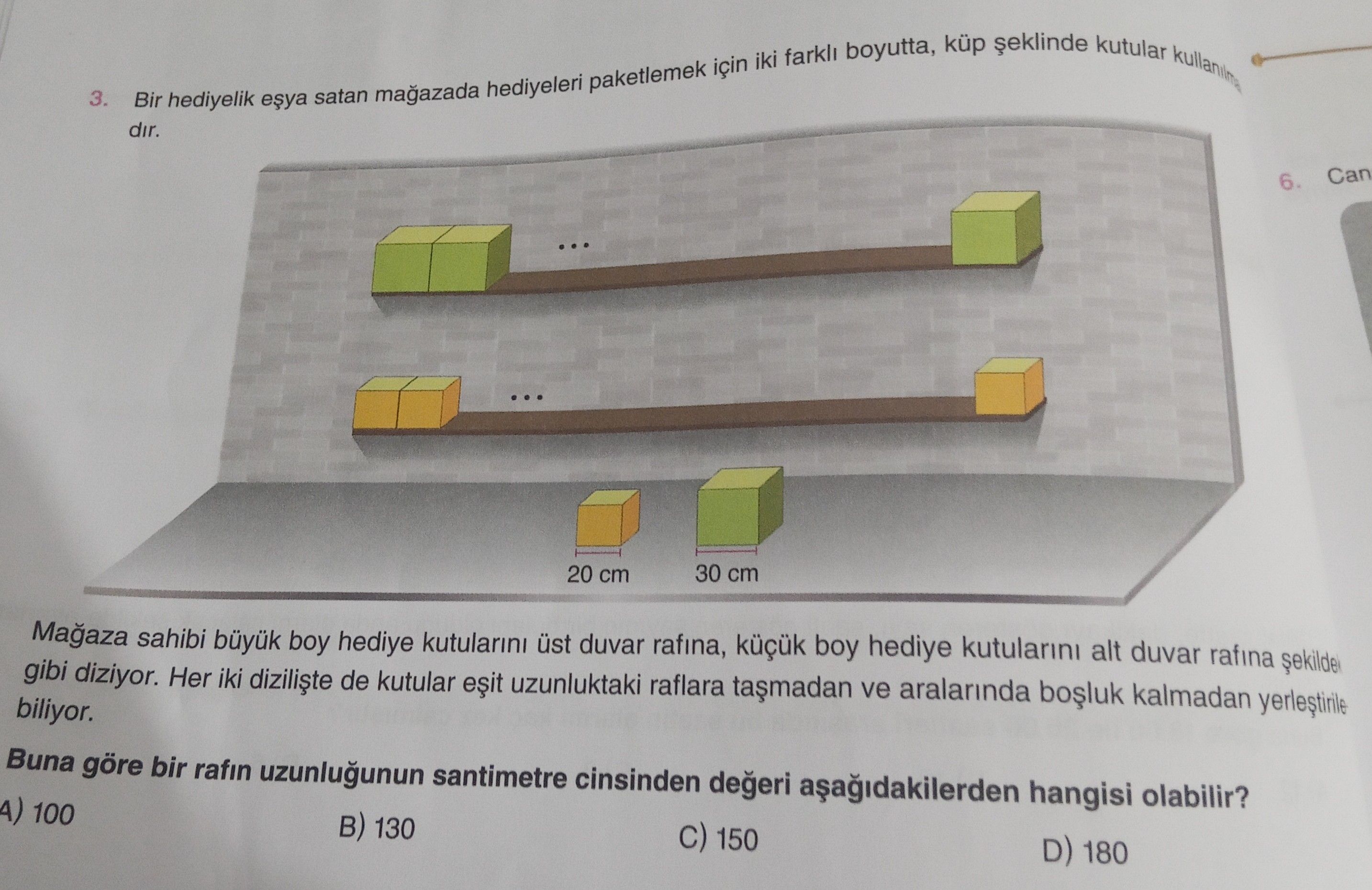 Bir hediyelik eşya satan mağazada hediyeleri paketlemek için iki farklı boyutta, küp şeklinde