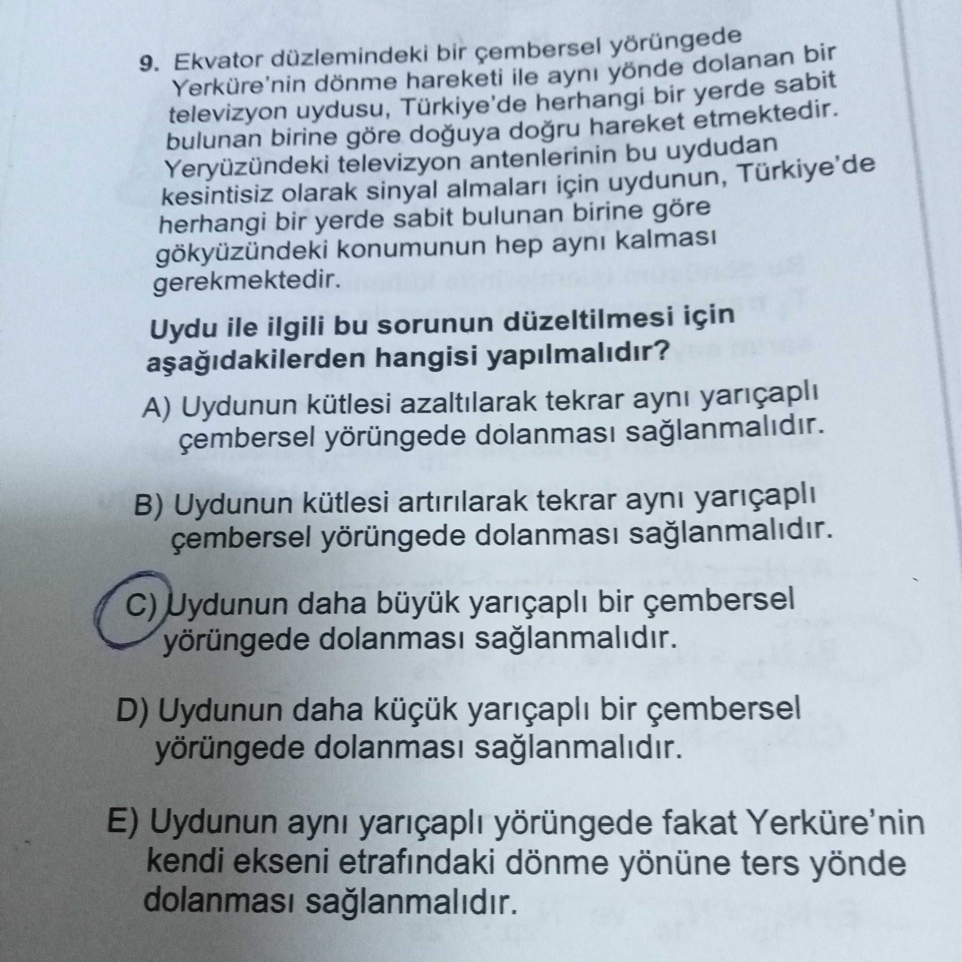 Ekvator düzlemindeki bir çembersel yörüngede Yerküre'nin dönme hareketi ile aynı yönde dolanan bir