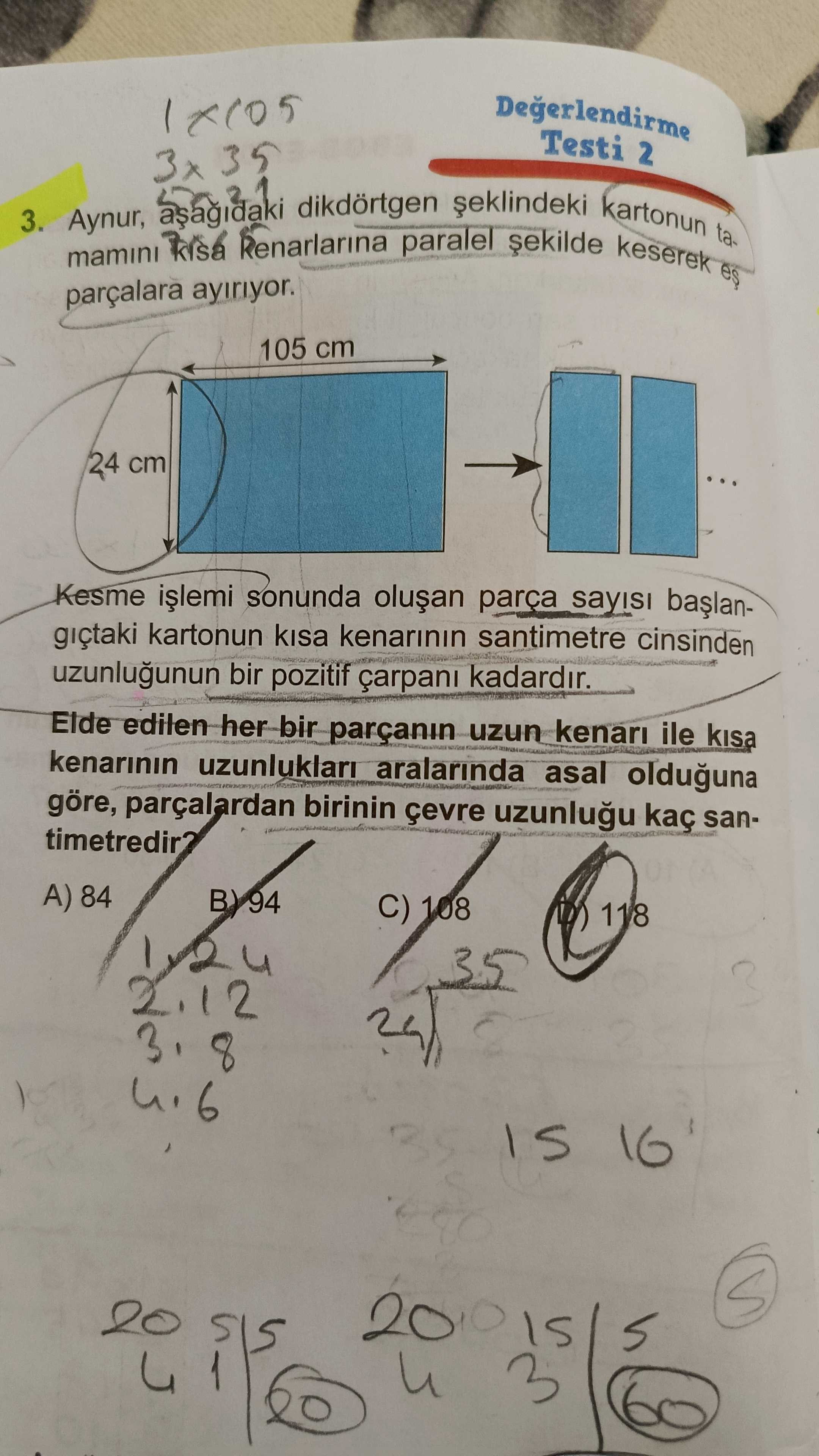Aynur, aşağıdaki dikdörtgen şeklindeki kartonun tamamını kısa kenarlarına paralel şekilde keserek eş