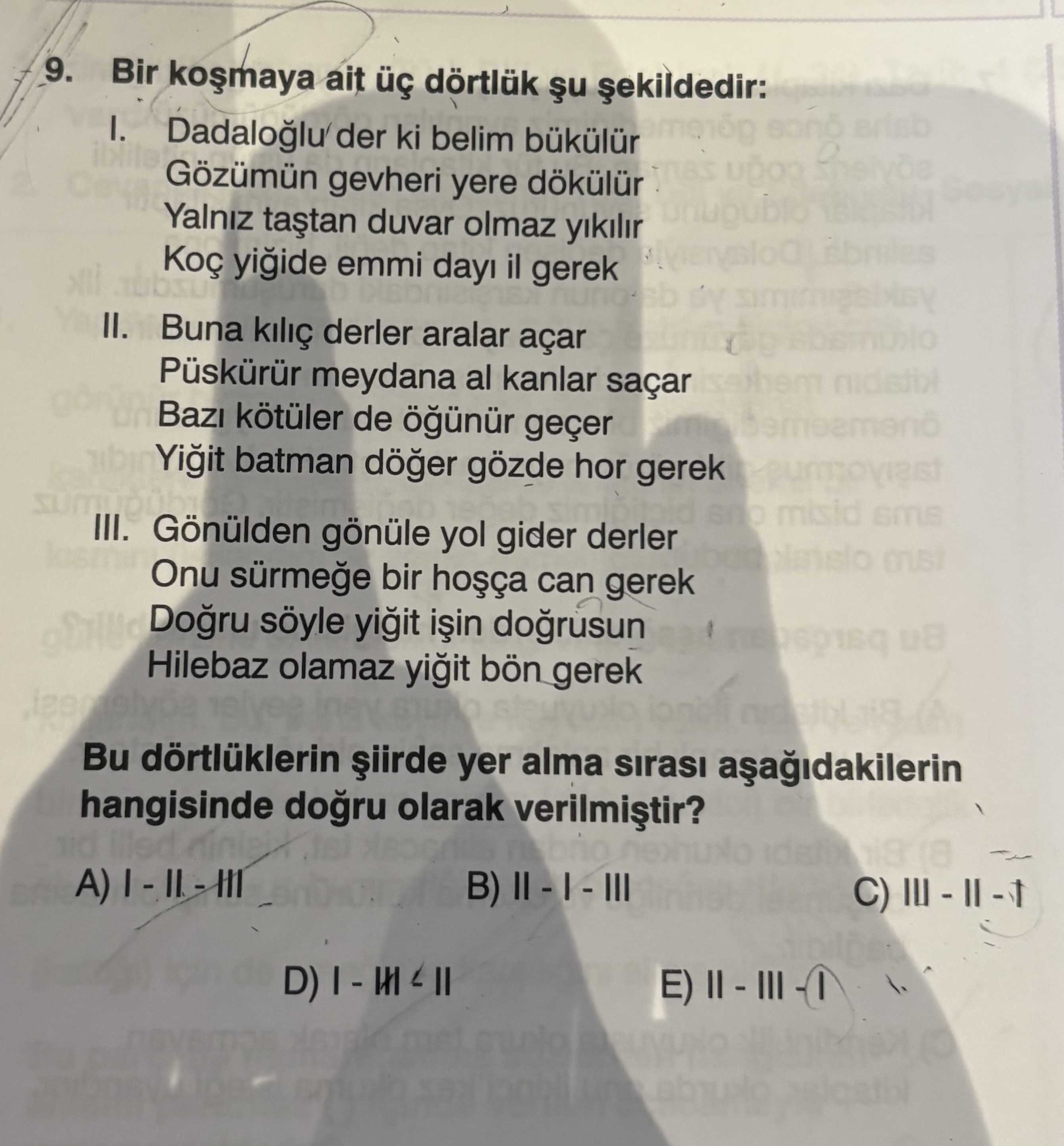 Bir koşmaya ait üç dörtlük şu şekildedir: I. Dadaloğlu der ki belim bükülür Gözümün gevheri yere