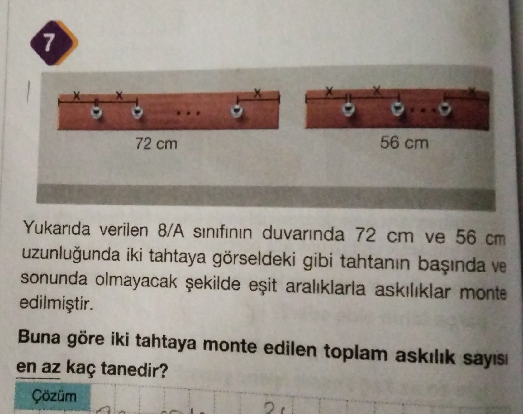 Yukarıda verilen 8/A sınıfının duvarında 72 cm ve 56 cm uzunluğunda iki tahtaya görseldeki gibi