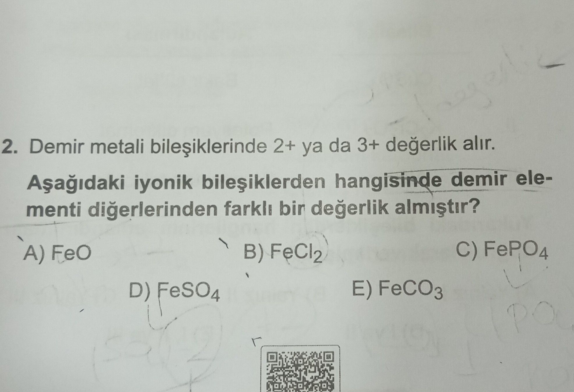 Demir metali bileşiklerinde 2+ ya da 3+ değerlik alır. Aşağıdaki iyonik bileşiklerden hangisinde