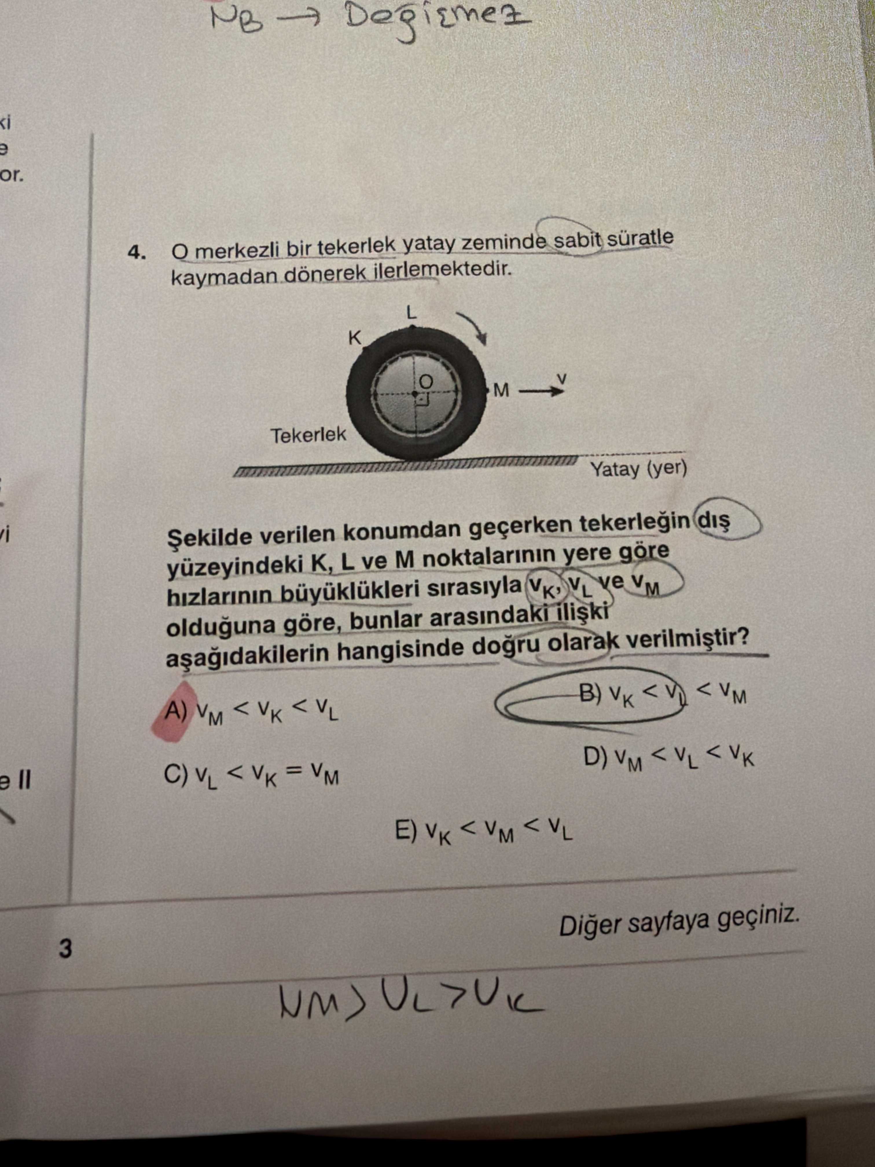 O merkezli bir tekerlek yatay zeminde sabit süratle kaymadan dönerek ilerlemektedir. Şekilde verilen