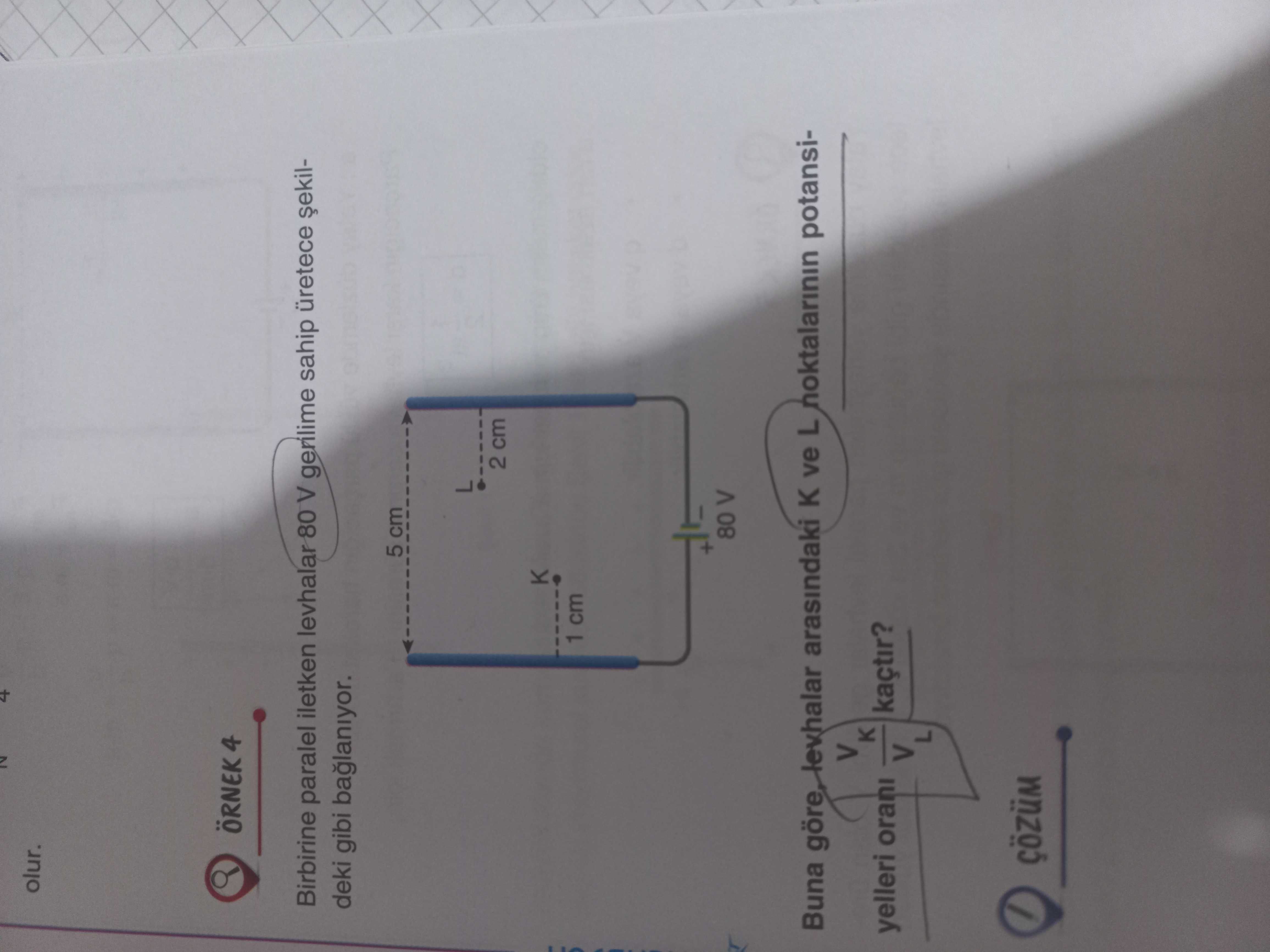 ÖRNEK 4 Birbirine paralel iletken levhalar 80 V gerilime sahip üretece şekildeki gibi bağlanıyor