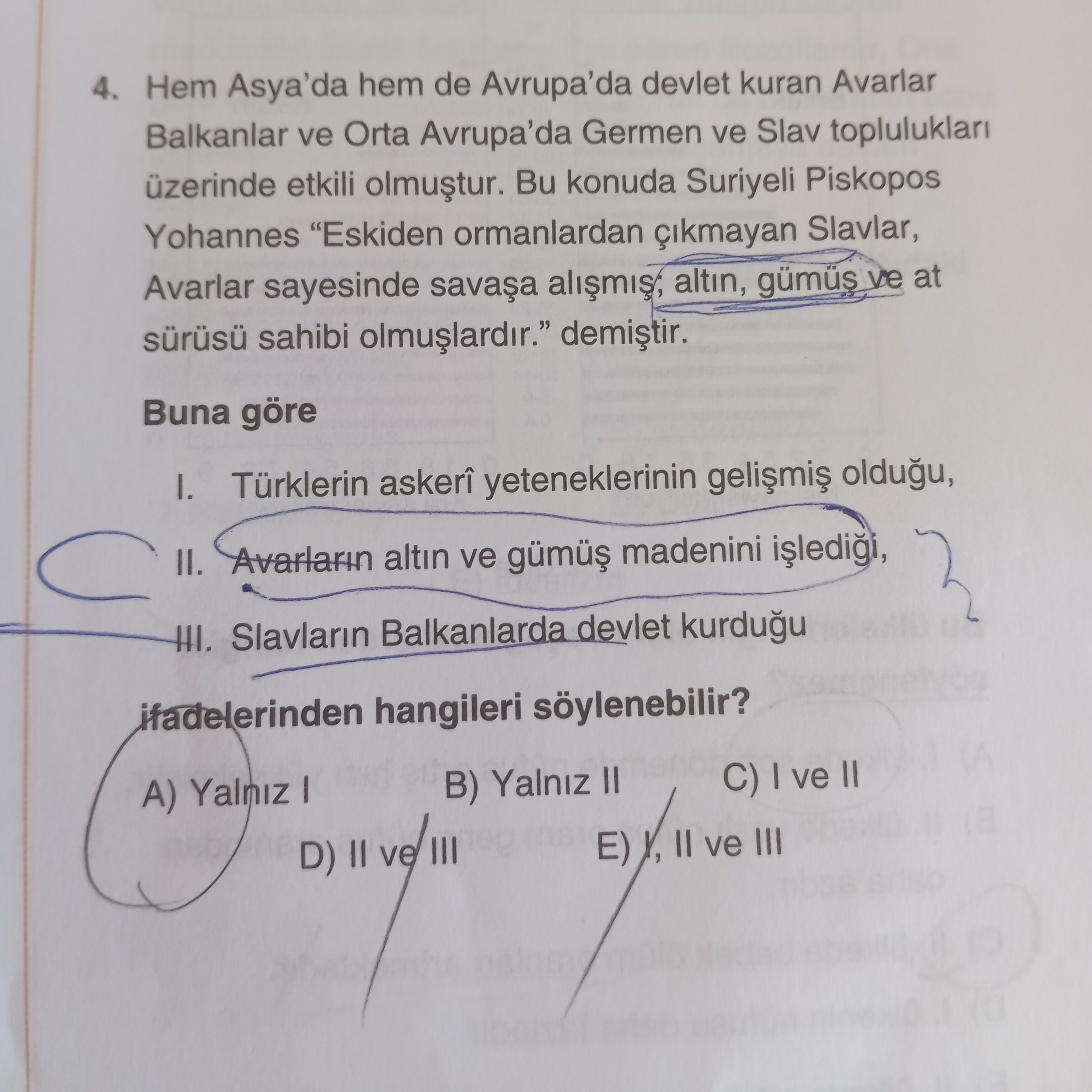 Hem Asya'da hem de Avrupa'da devlet kuran Avarlar Balkanlar ve Orta Avrupa'da Germen ve Slav
