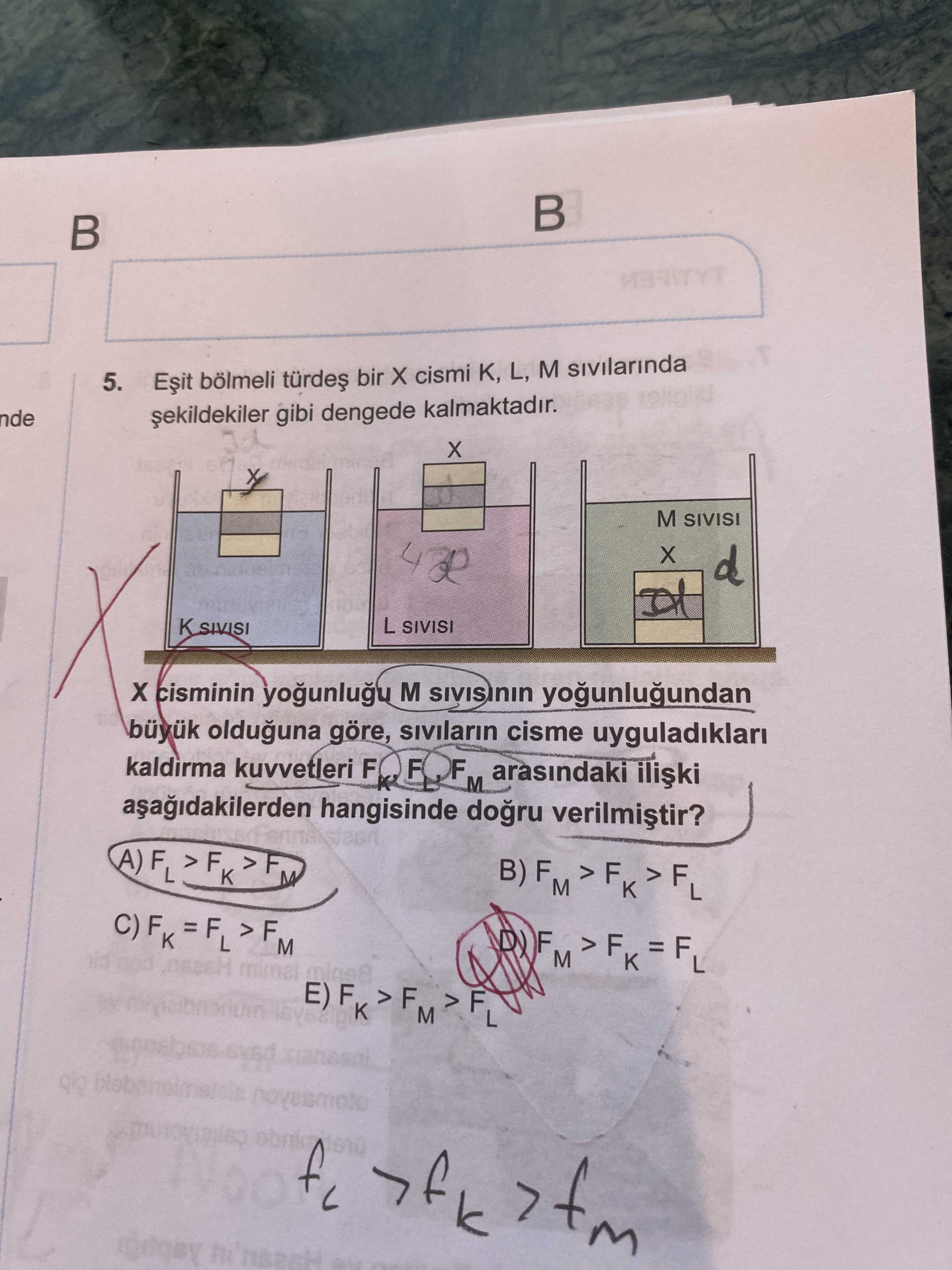 Eşit bölmeli türdeş bir X cismi K, L, M sıvılarında şekildekiler gibi dengede kalmaktadır. X