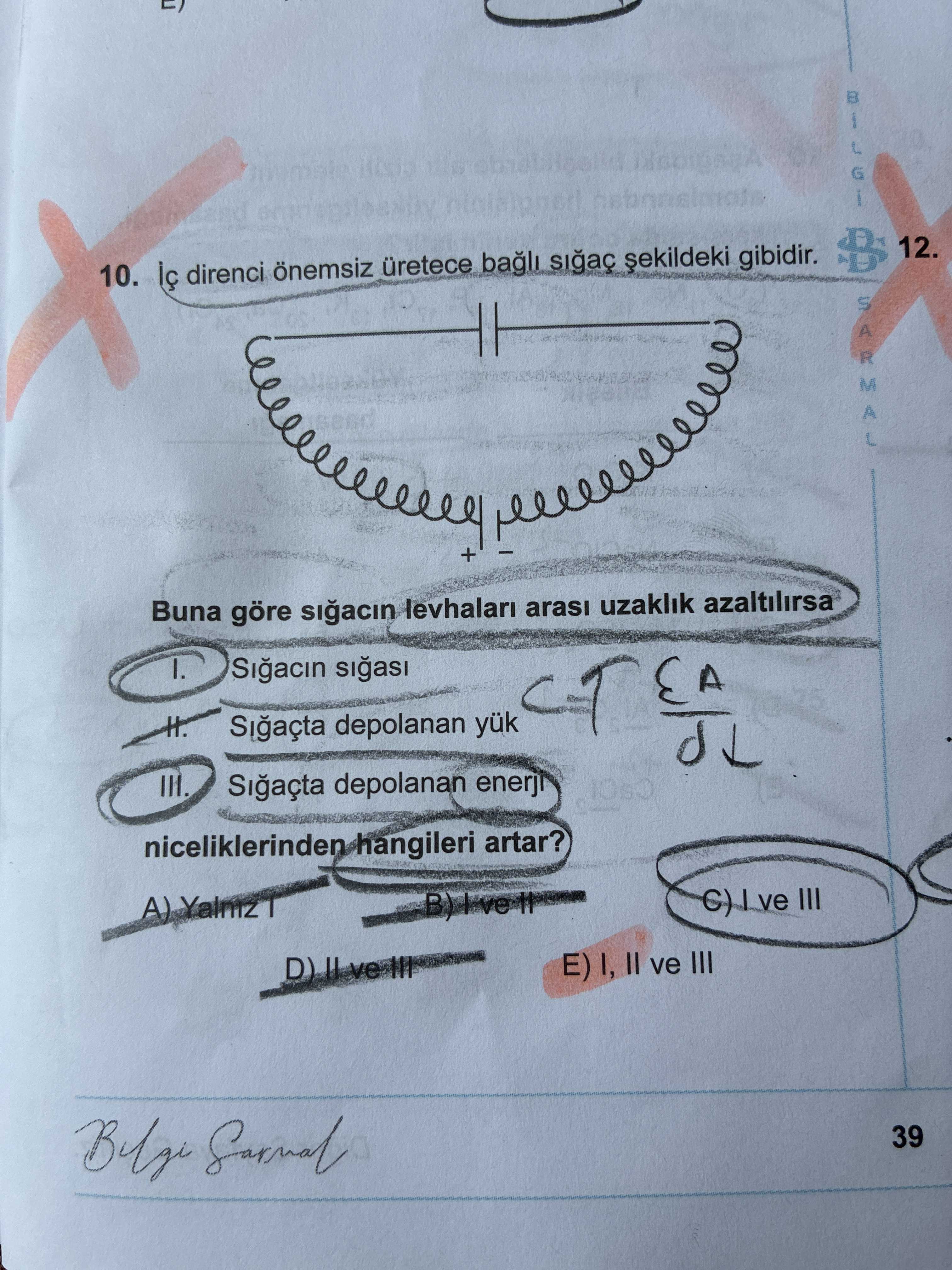 İç direnci önemsiz üretece bağlı sığaç şekildeki gibidir. Buna göre sığacın levhaları arası uzaklık