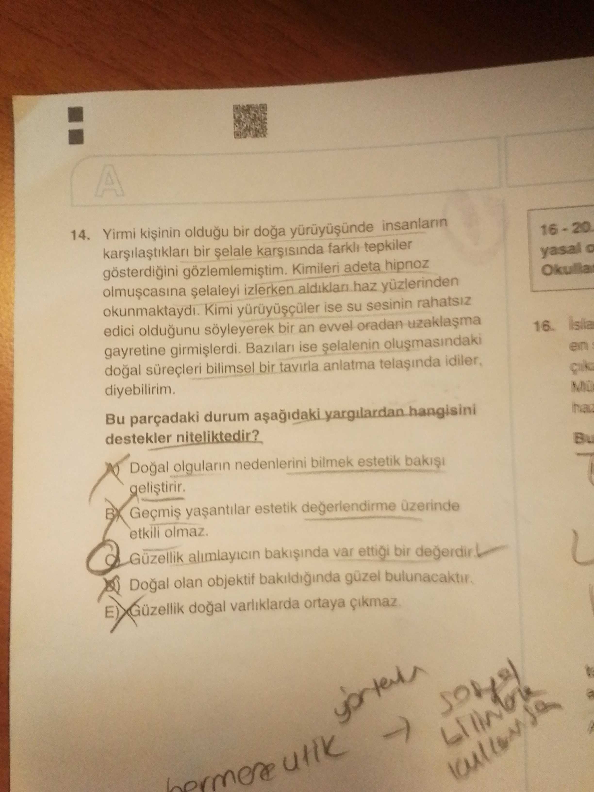 Yirmi kişinin olduğu bir doğa yürüyüşünde insanların karşılaştıkları bir şelale karşısında farklı