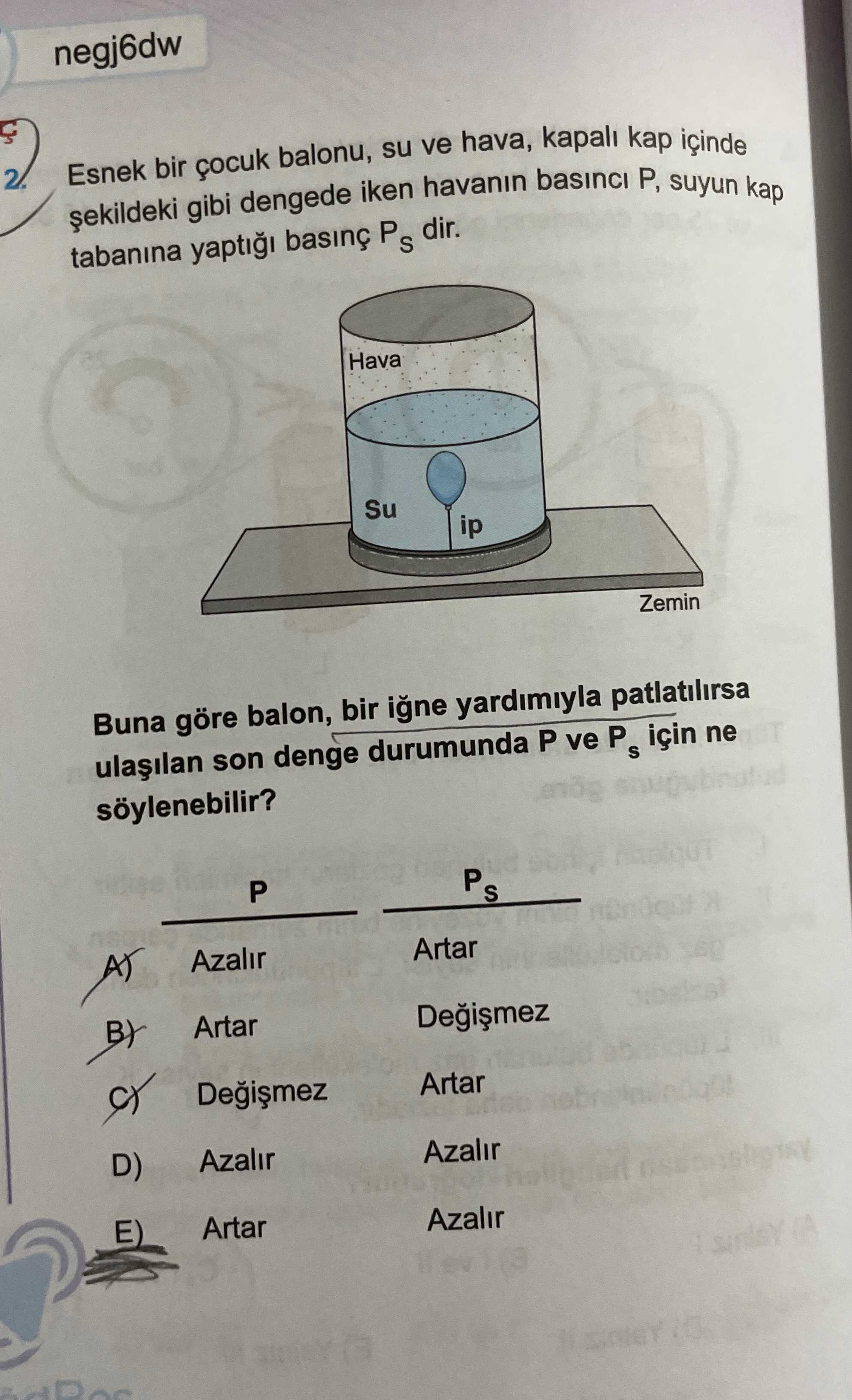 Esnek bir çocuk balonu, su ve hava, kapalı kap içinde şekildeki gibi dengede iken havanın basıncı P