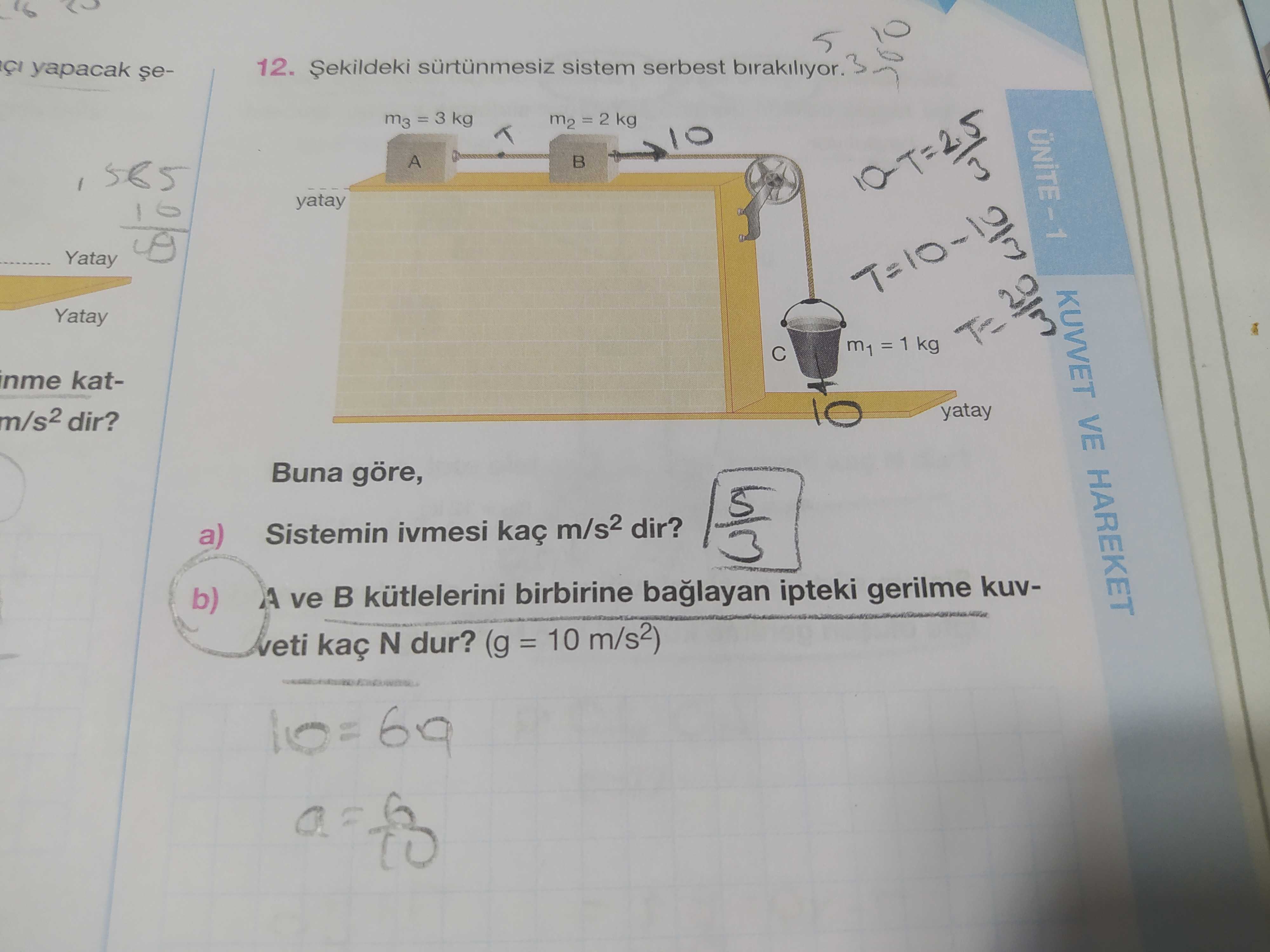 Şekildeki sürtünmesiz sistem serbest bırakılıyor. Buna göre, a) Sistemin ivmesi kaç m/s² dir? b) A
