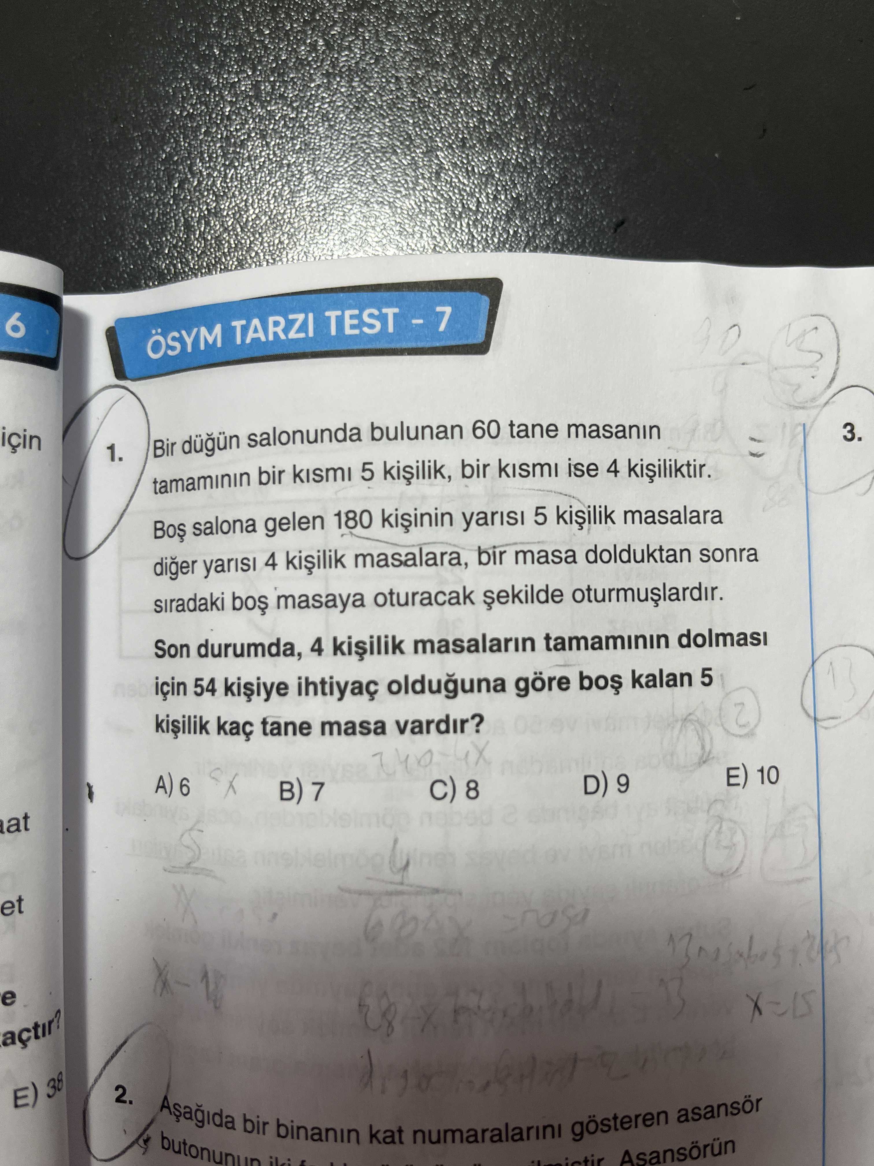Bir düğün salonunda bulunan 60 tane masanın tamamının bir kısmı 5 kişilik, bir kısmı ise 4