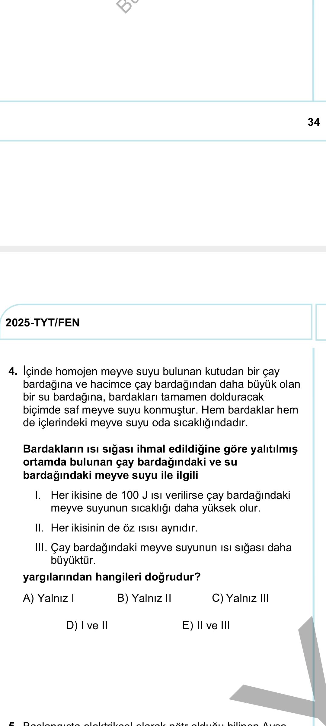 İçinde homojen meyve suyu bulunan kutudan bir çay bardağına ve hacimce çay bardağından daha büyük