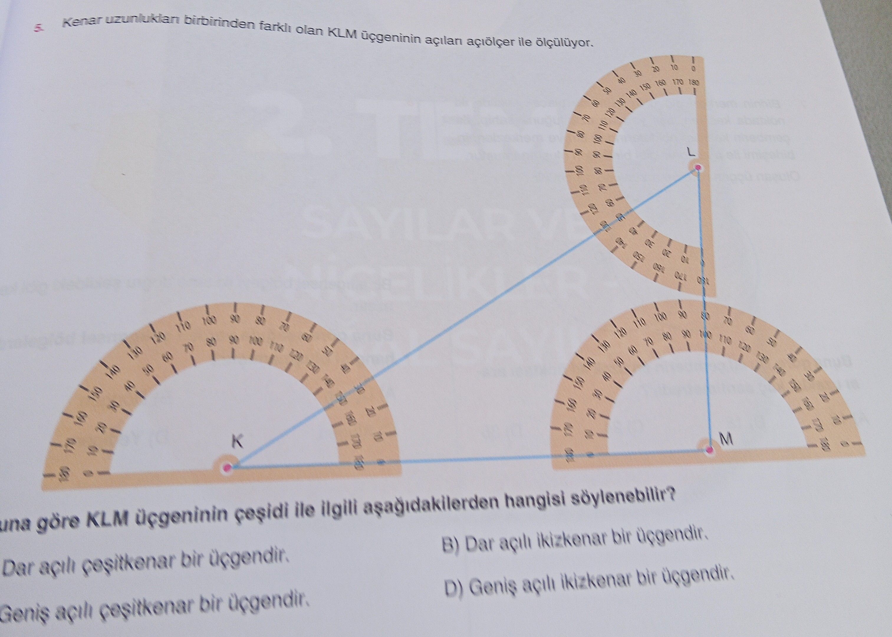Kenar uzunlukları birbirinden farklı olan KLM üçgeninin açıları açıölçer ile ölçülüyor. Buna göre