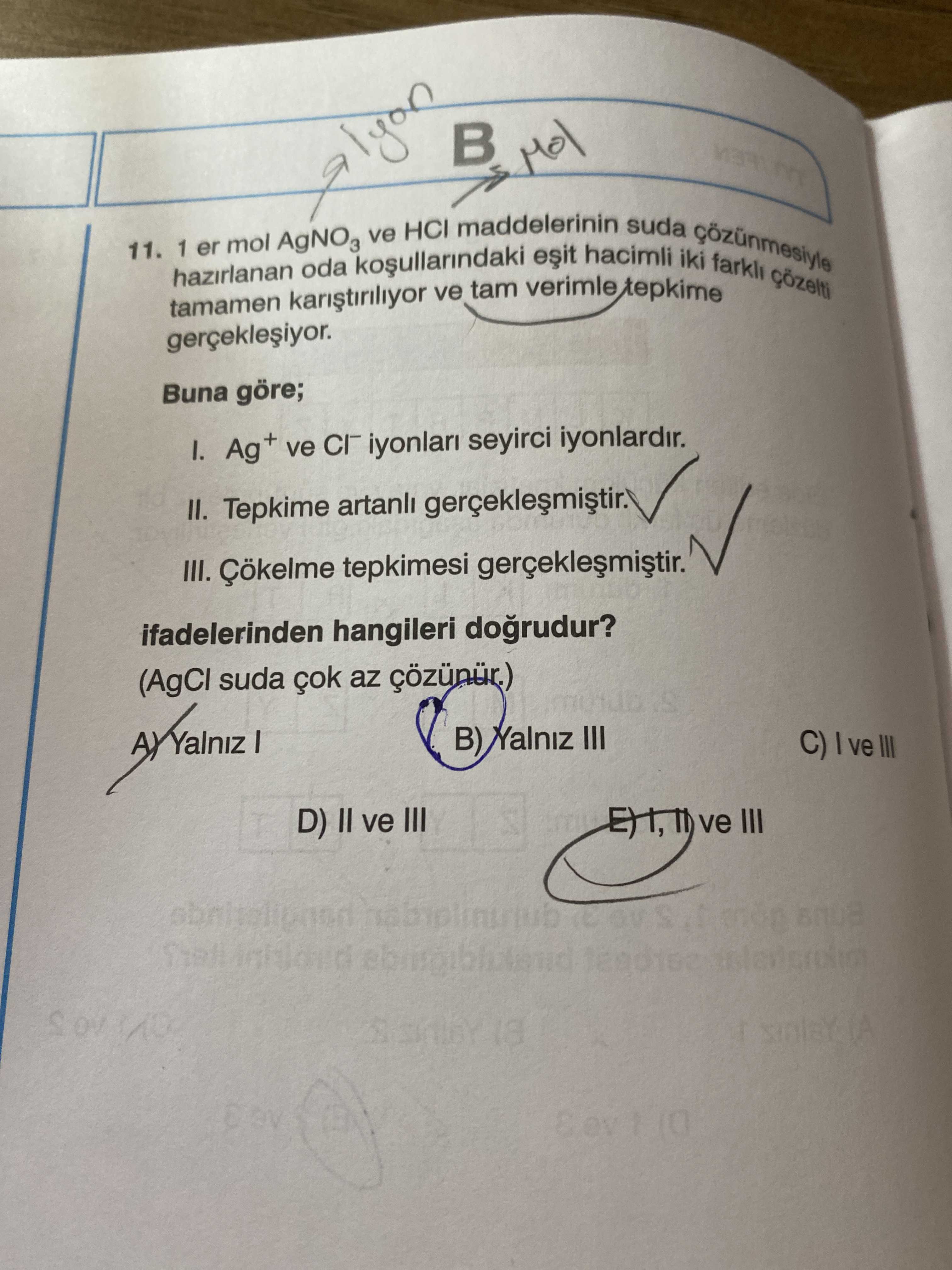 1 er mol AgNO₃ ve HCl maddelerinin suda çözünmesiyle hazırlanan oda koşullarındaki eşit hacimli iki