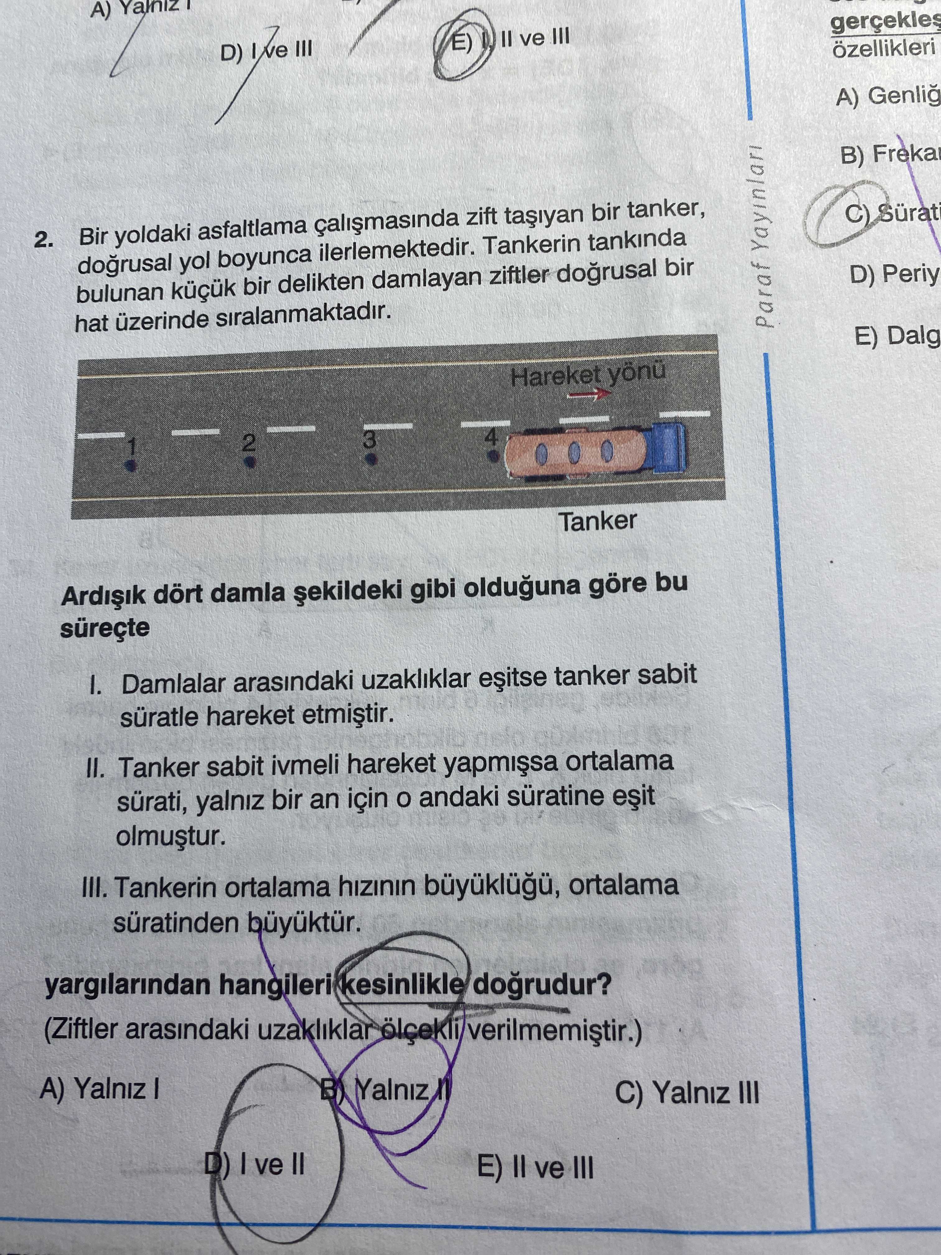 Bir yoldaki asfaltlama çalışmasında zift taşıyan bir tanker, doğrusal yol boyunca ilerlemektedir