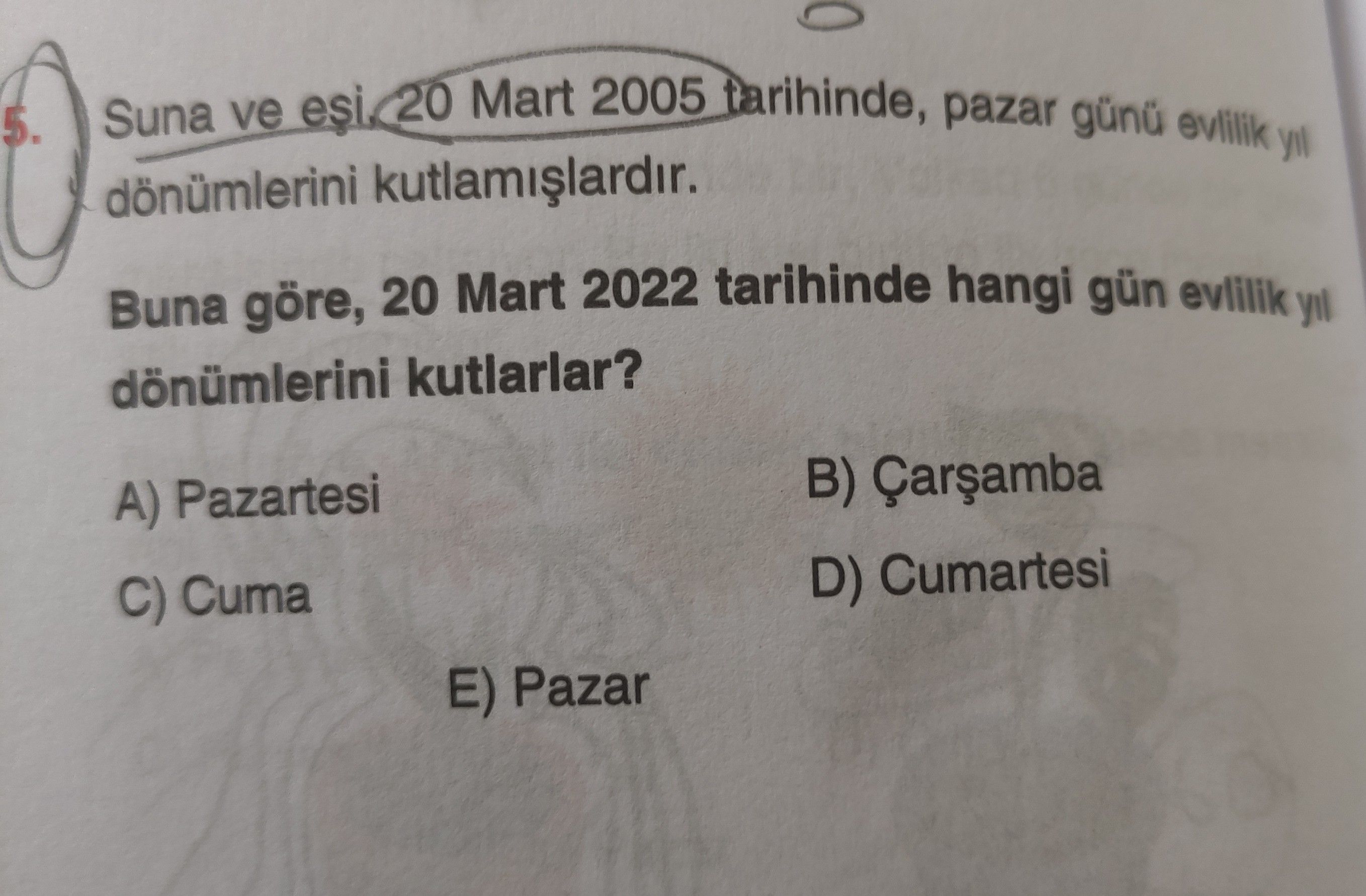 Suna ve eşi, 20 Mart 2005 tarihinde, pazar günü evlilik yıl dönümlerini kutlamışlardır. Buna göre