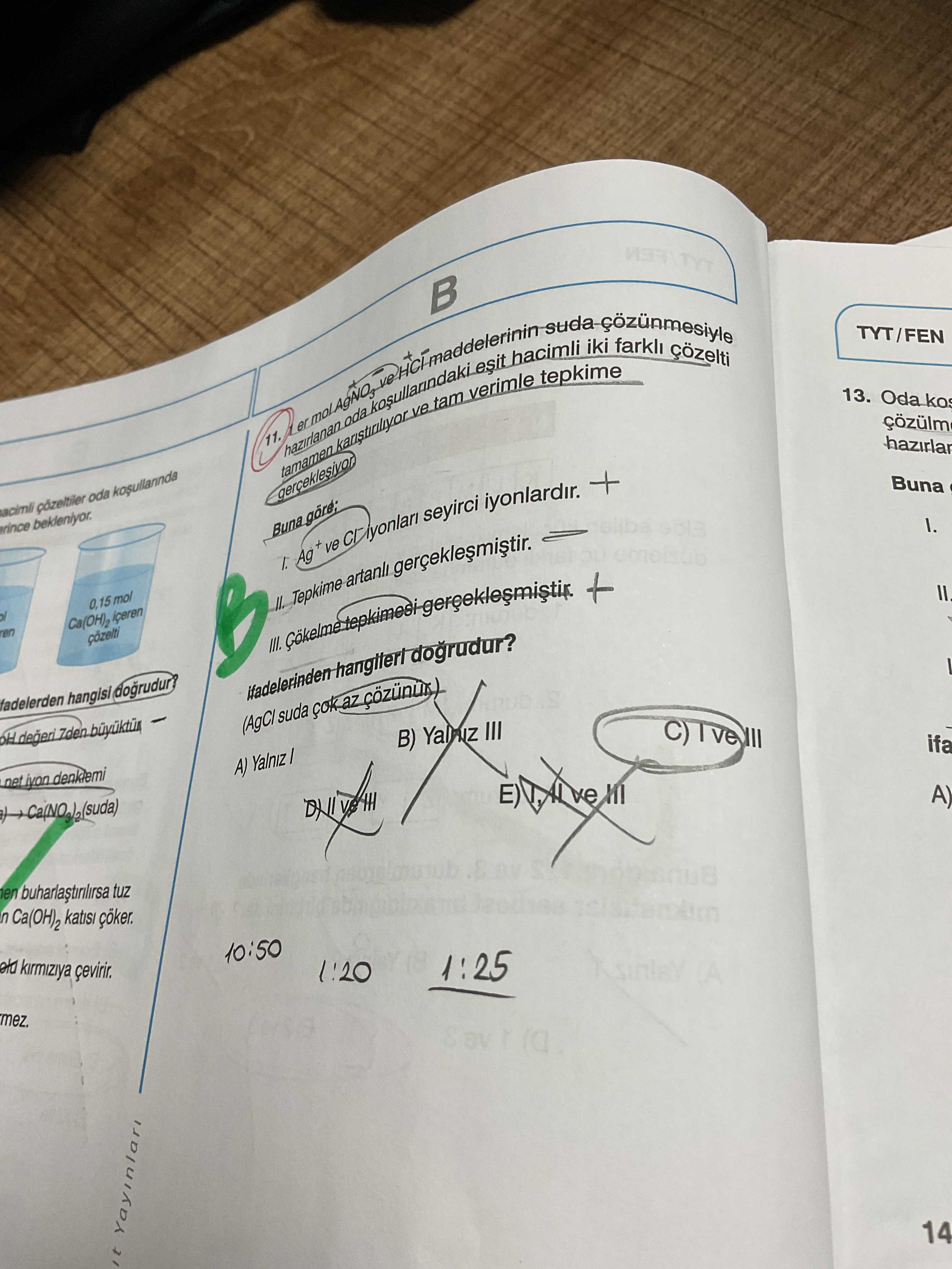 er mol AgNO₃ ve HCl maddelerinin suda çözünmesiyle hazırlanan oda koşullarındaki eşit hacimli iki
