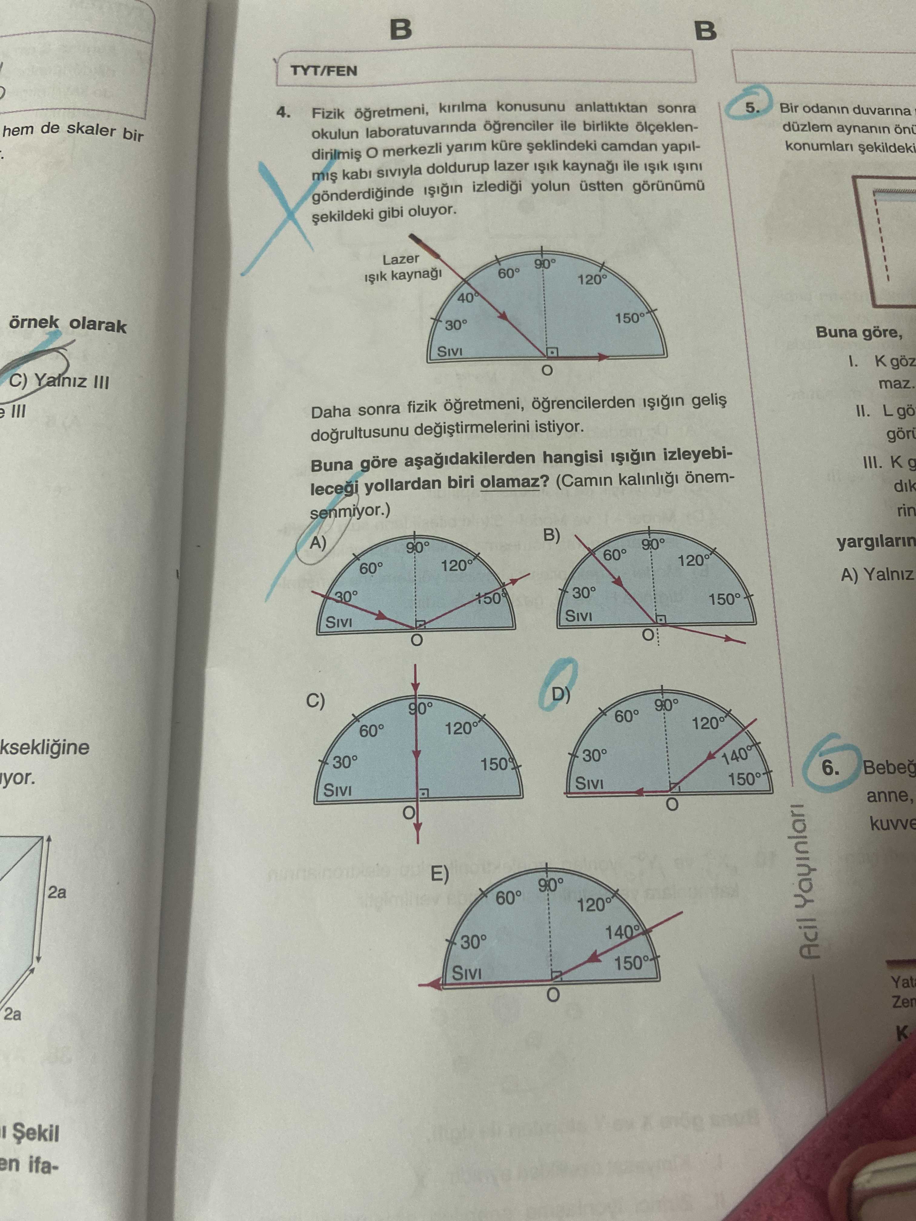 Fizik öğretmeni, kırılma konusunu anlattıktan sonra okulun laboratuvarında öğrenciler ile birlikte