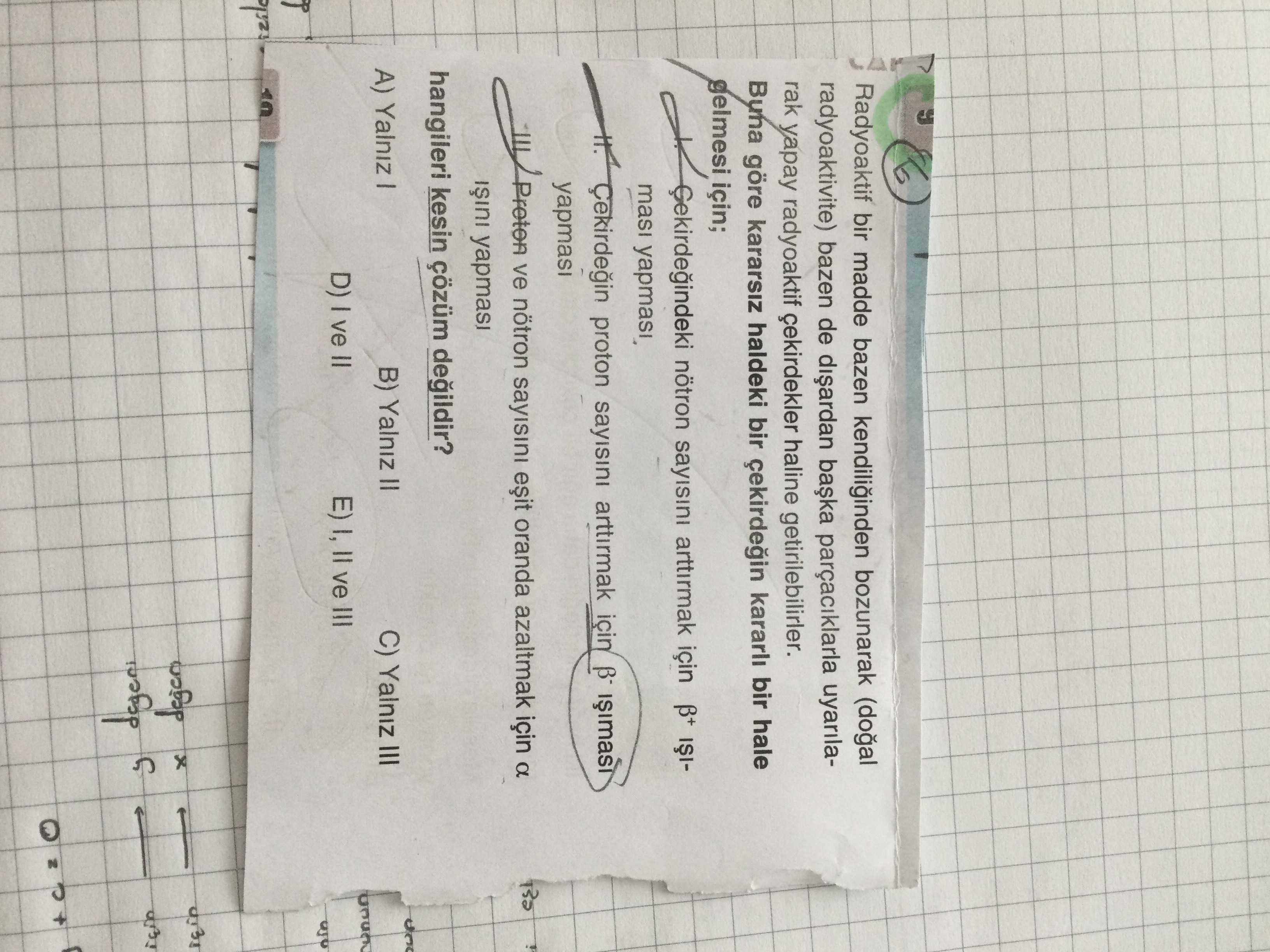 Radyoaktif bir madde bazen kendiliğinden bozunarak (doğal radyoaktivite) bazen de dışardan başka