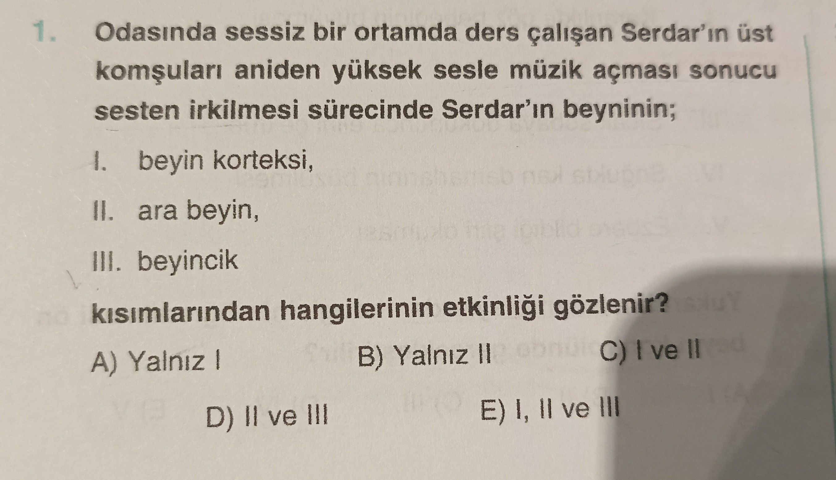 Odasında sessiz bir ortamda ders çalışan Serdar'ın üst komşuları aniden yüksek sesle müzik açması
