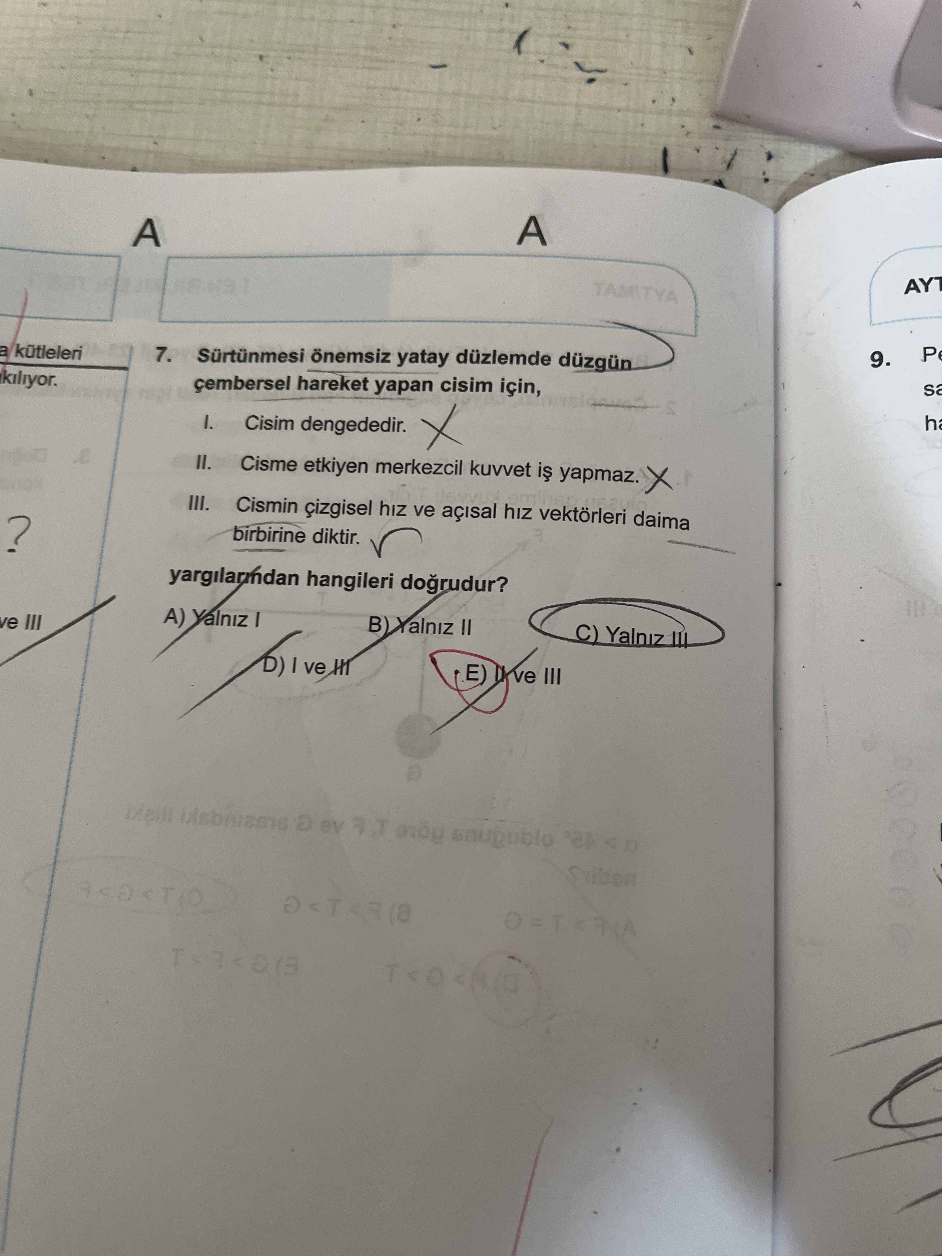 Sürtünmesi önemsiz yatay düzlemde düzgün çembersel hareket yapan cisim için, I. Cisim dengededir