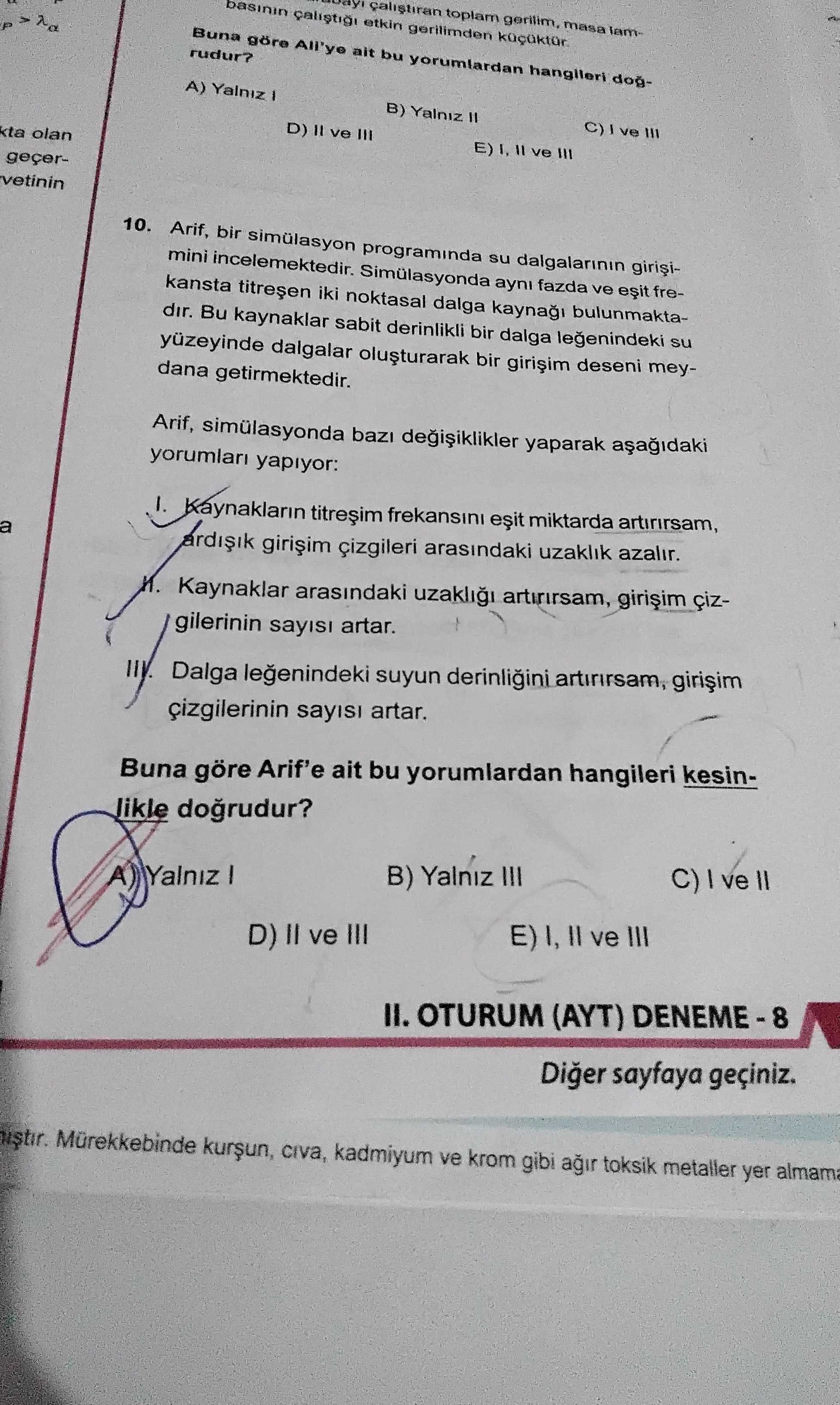 Arif, bir simülasyon programında su dalgalarının girişimini incelemektedir. Simülasyonda aynı fazda
