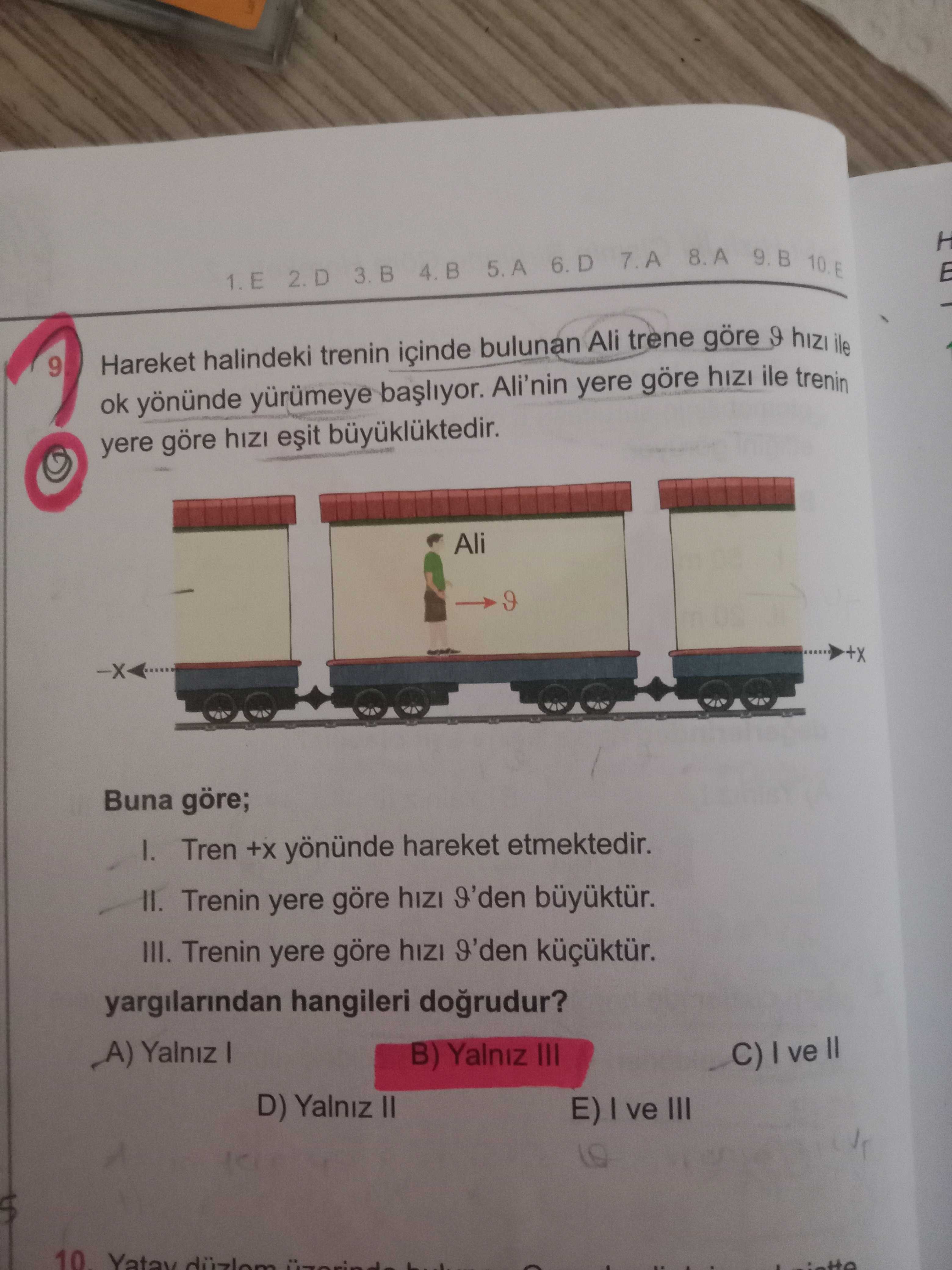 Hareket halindeki trenin içinde bulunan Ali trene göre ϑ hızı ile ok yönünde yürümeye başlıyor