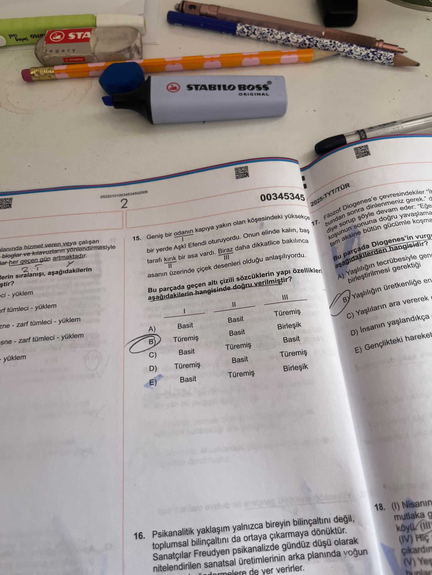 Geniş bir odanın kapıya yakın olan köşesindeki yüksekçe bir yerde Aşkî Efendi oturuyordu. Onun