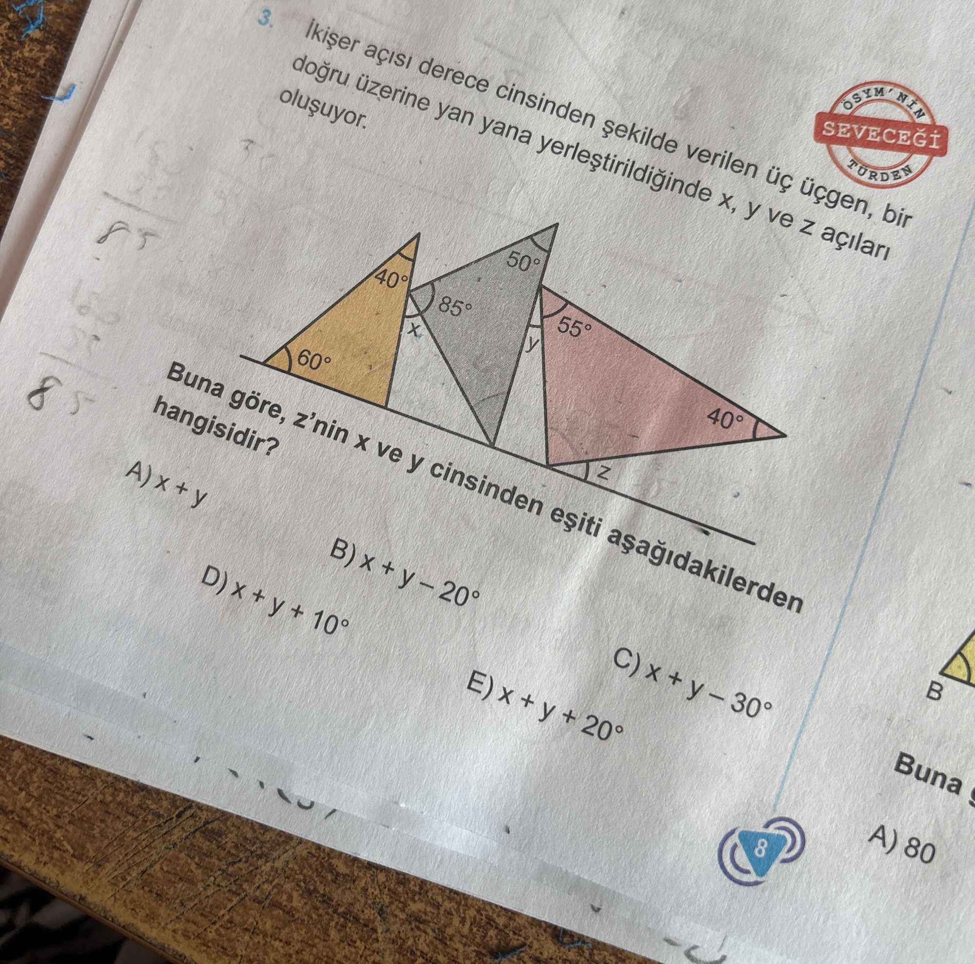 İkişer açısı derece cinsinden şekilde verilen üç üçgen, bir doğru üzerine yan yana