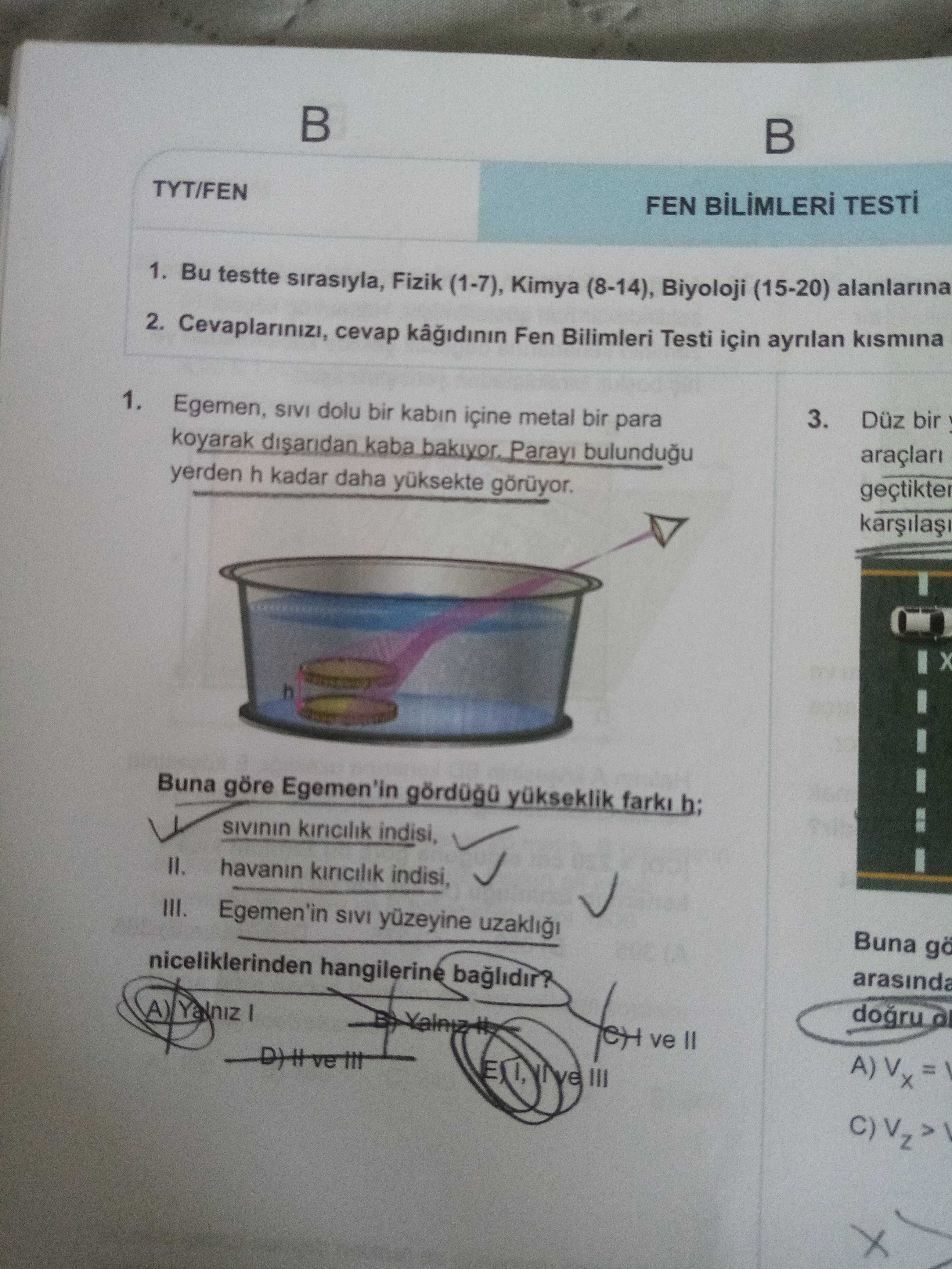 Egemen, sıvı dolu bir kabın içine metal bir para koyarak dışarıdan kaba bakıyor. Parayı bulunduğu