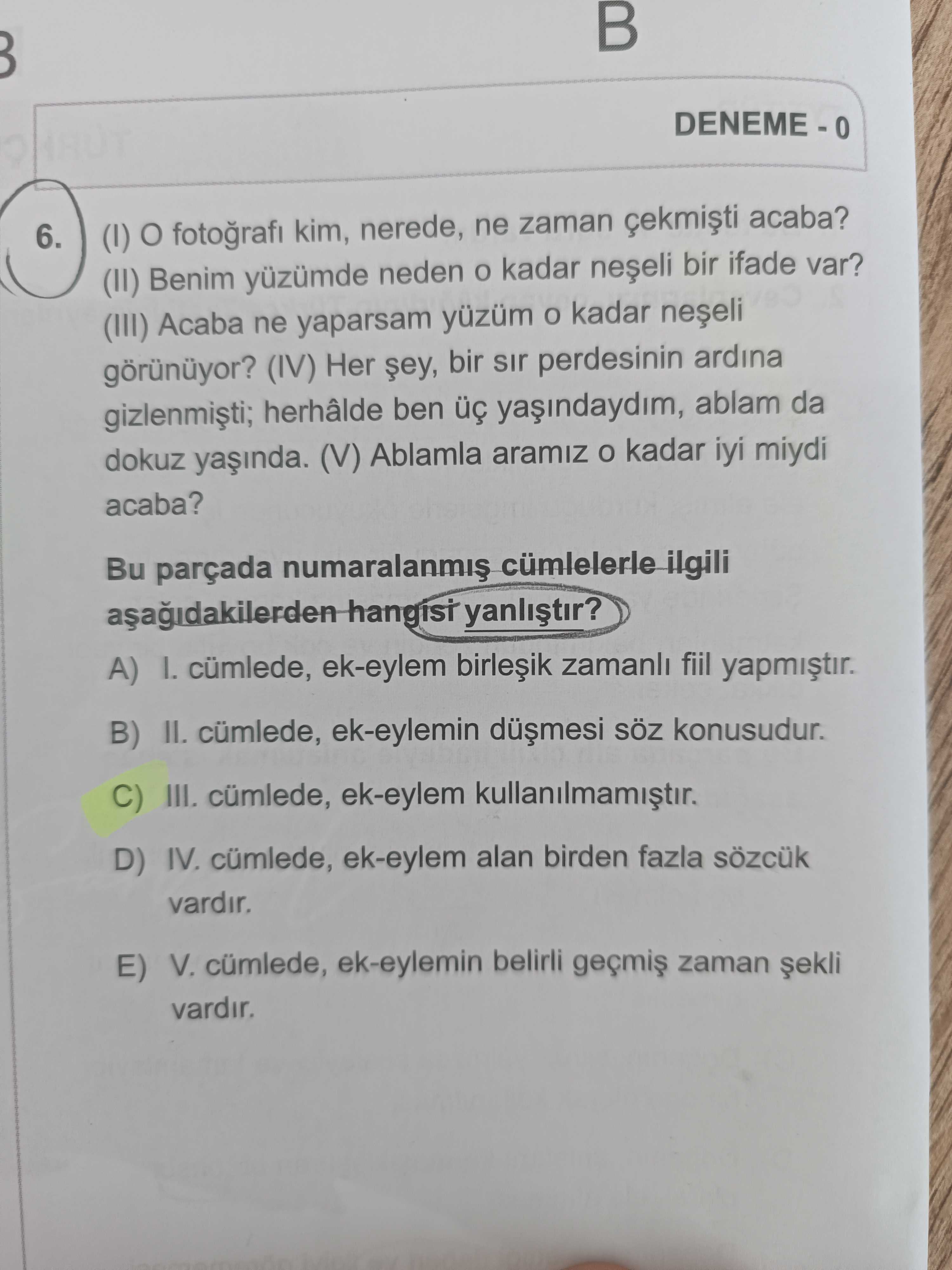 (I) O fotoğrafı kim, nerede, ne zaman çekmişti acaba? (II) Benim yüzümde neden o kadar neşeli bir