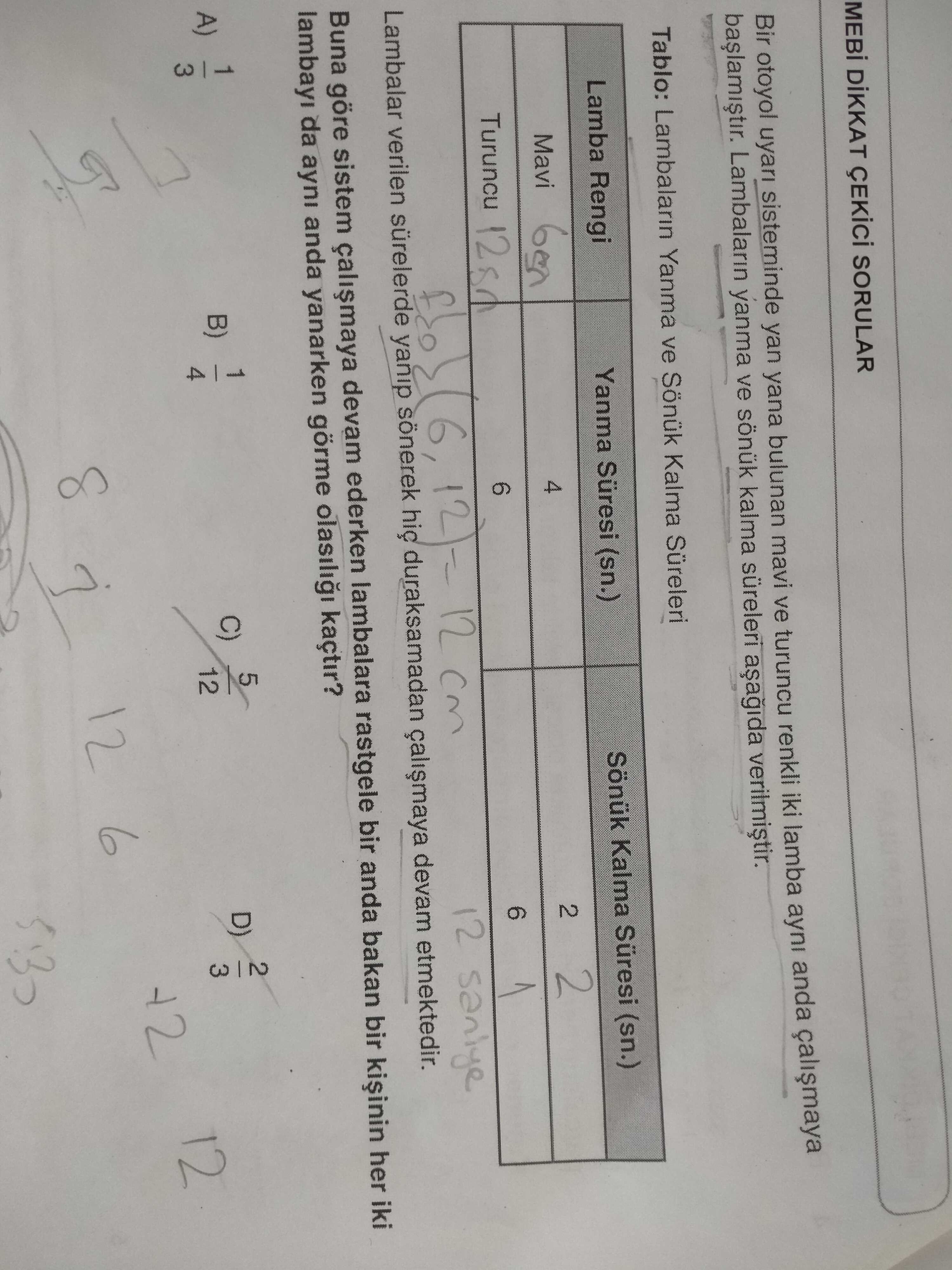 Bir otoyol uyarı sisteminde yan yana bulunan mavi ve turuncu renkli iki lamba aynı anda çalışmaya