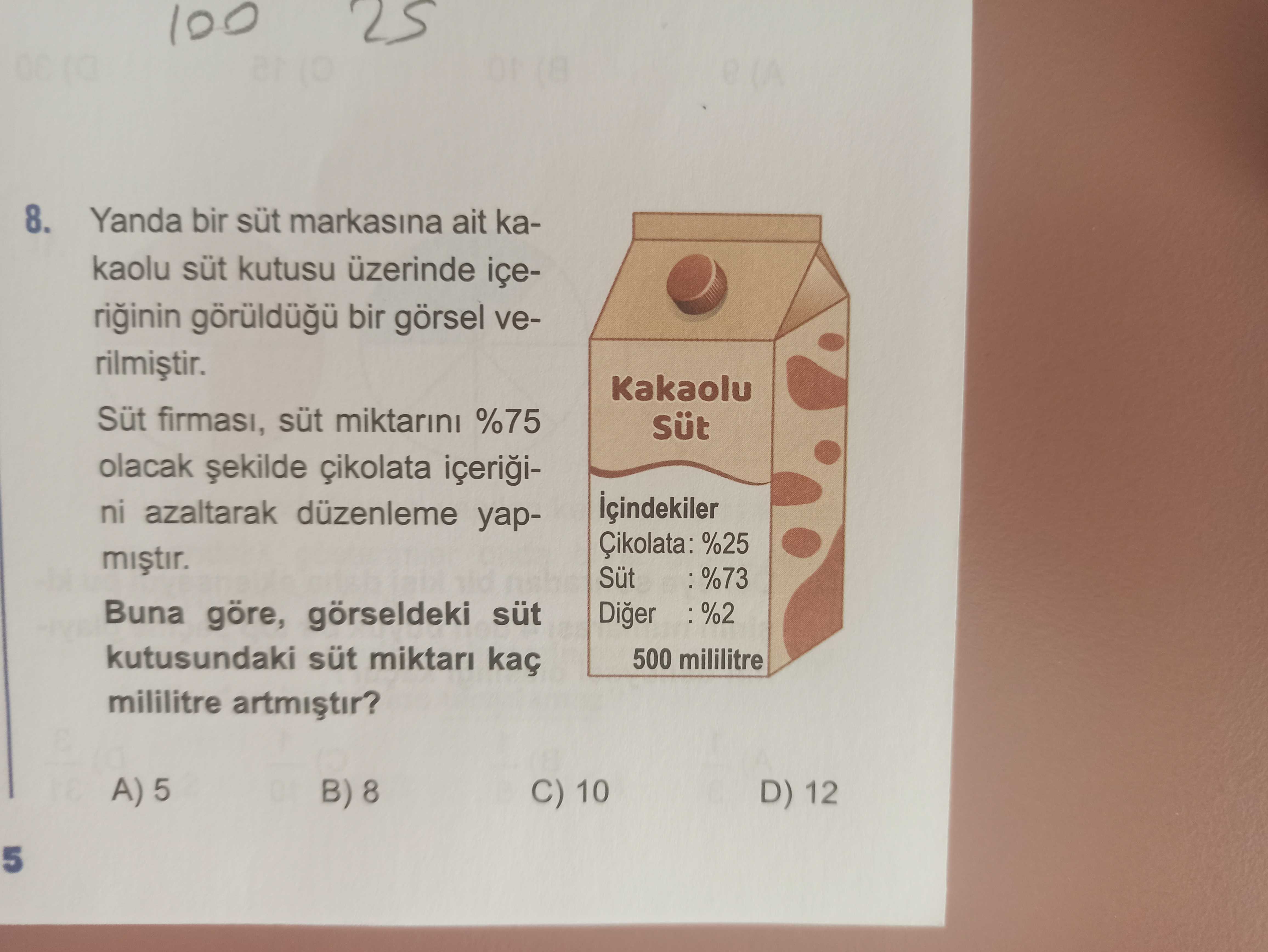 Yanda bir süt markasına ait kakaolu süt kutusu üzerinde içeriğinin görüldüğü bir görsel verilmiştir