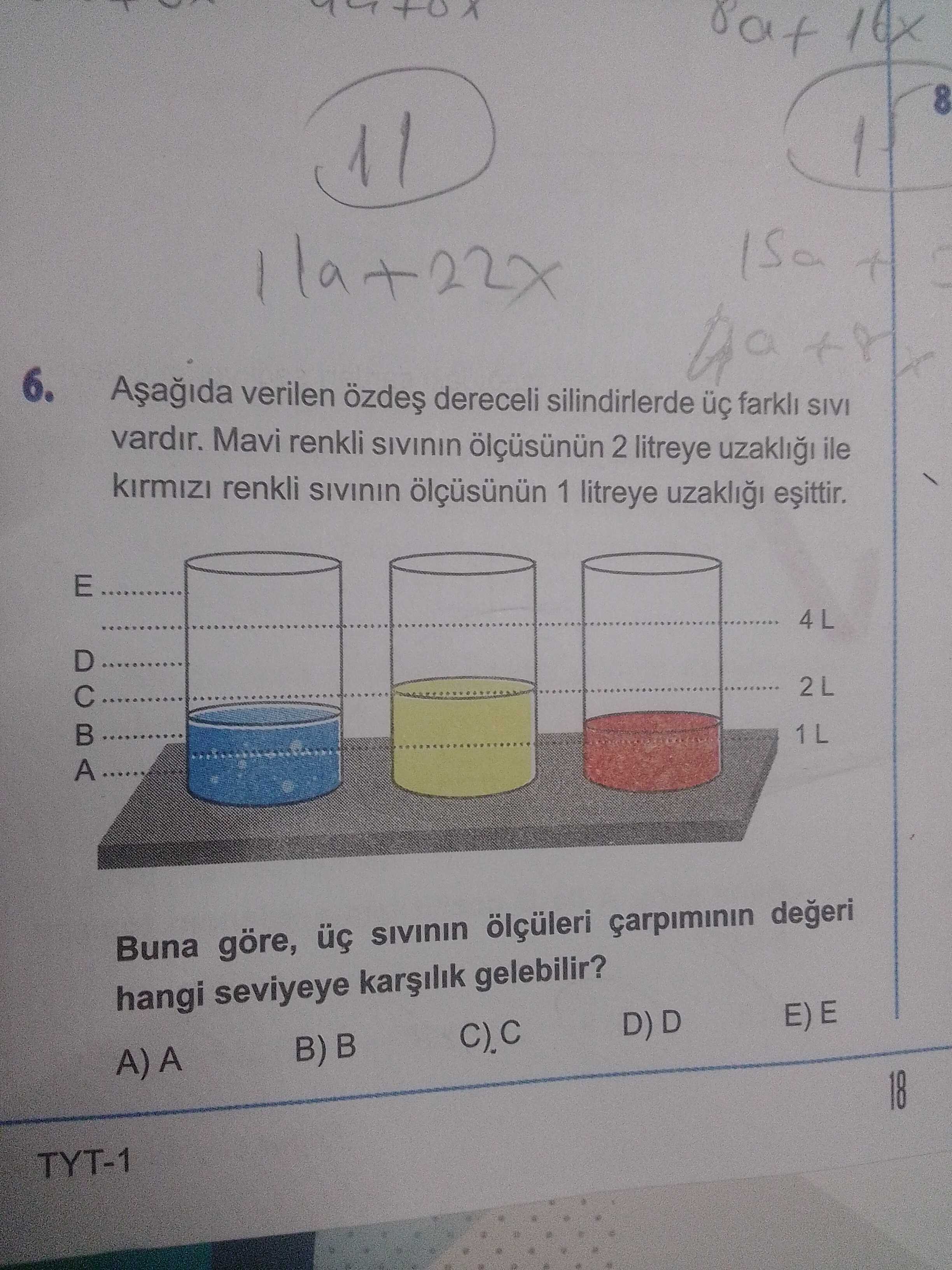 Aşağıda verilen özdeş dereceli silindirlerde üç farklı sıvı vardır. Mavi renkli sıvının ölçüsünün 2