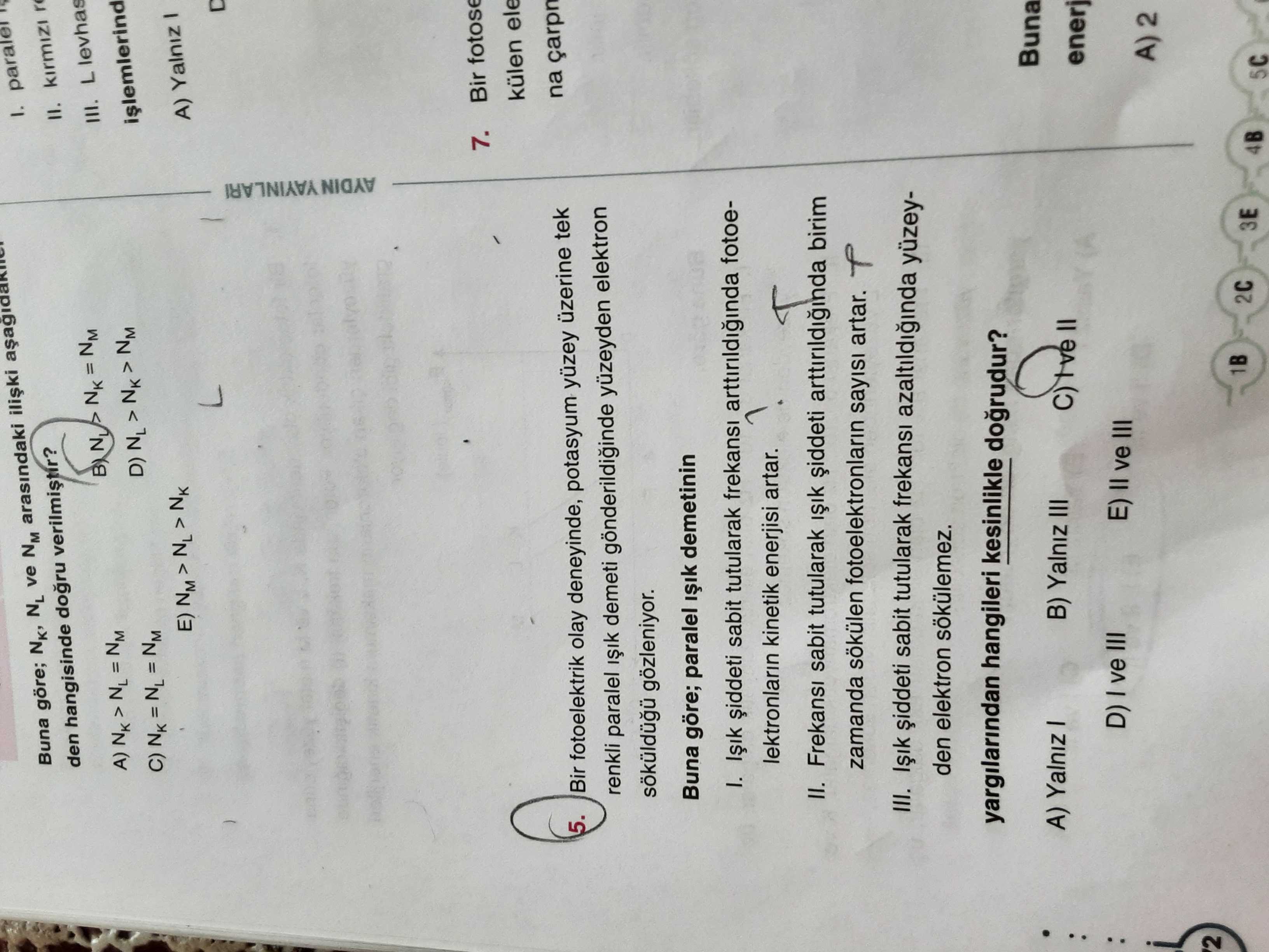 Bir fotoelektrik olay deneyinde, potasyum yüzey üzerine tek renkli paralel ışık demeti