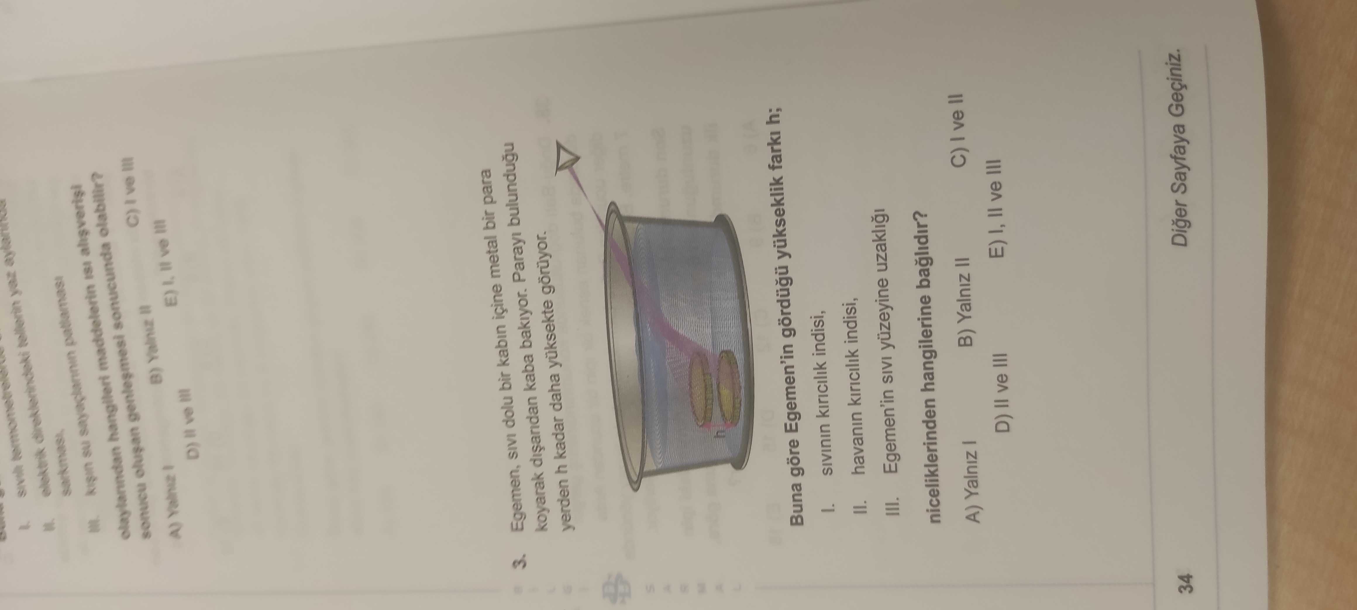 Egemen, sıvı dolu bir kabın içine metal bir para koyarak dışarıdan kaba bakıyor. Parayı bulunduğu