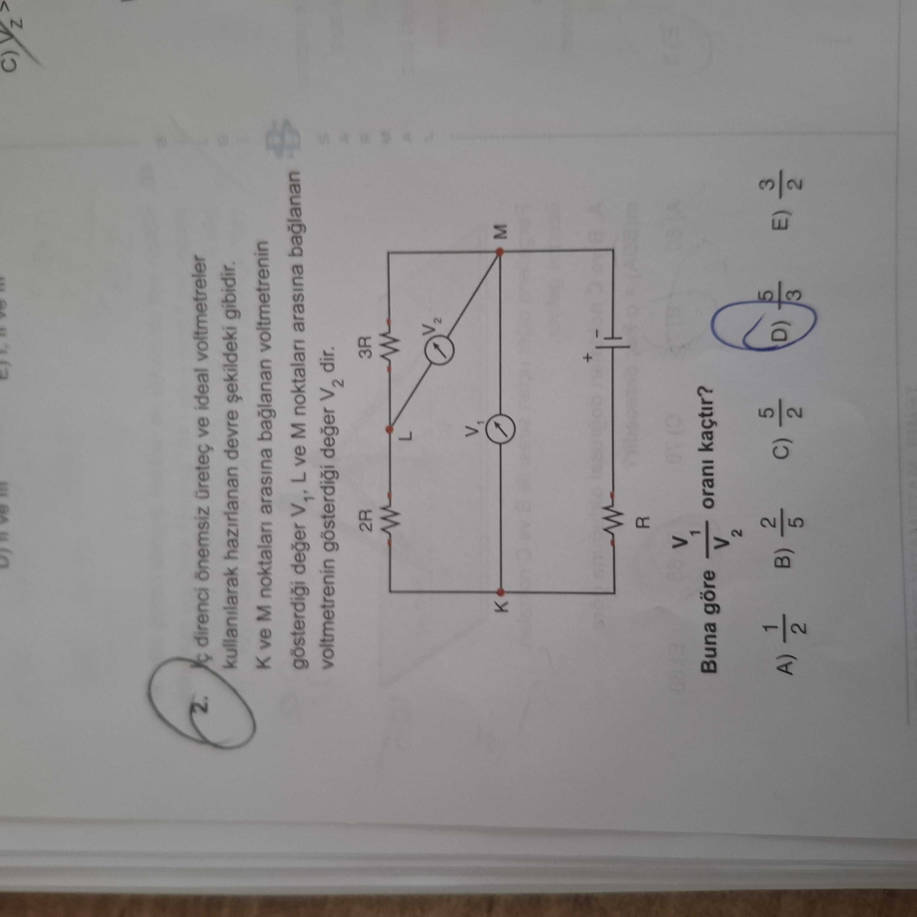 Üç direnci önemsiz üreteç ve ideal voltmetreler kullanılarak hazırlanan devre şekildeki gibidir. K