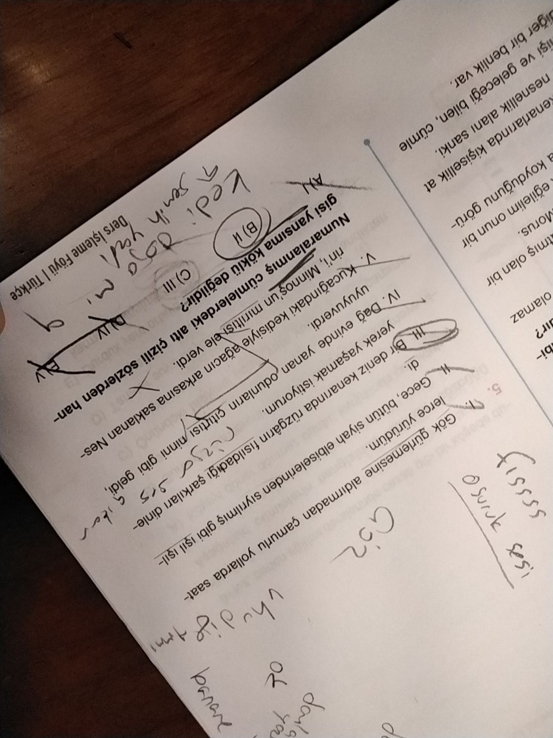 Numaralanmış cümlelerdeki altı çizili sözlerden hangisi yansıma köklü değildir? I. Gece, bütün siyah