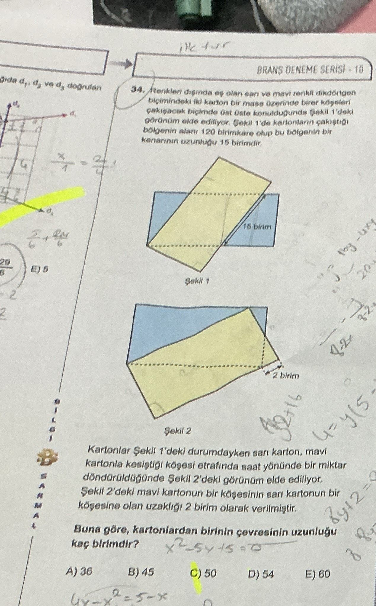 Renkleri dışında eş olan sarı ve mavi renkli dikdörtgen biçimindeki iki karton bir masa üzerinde