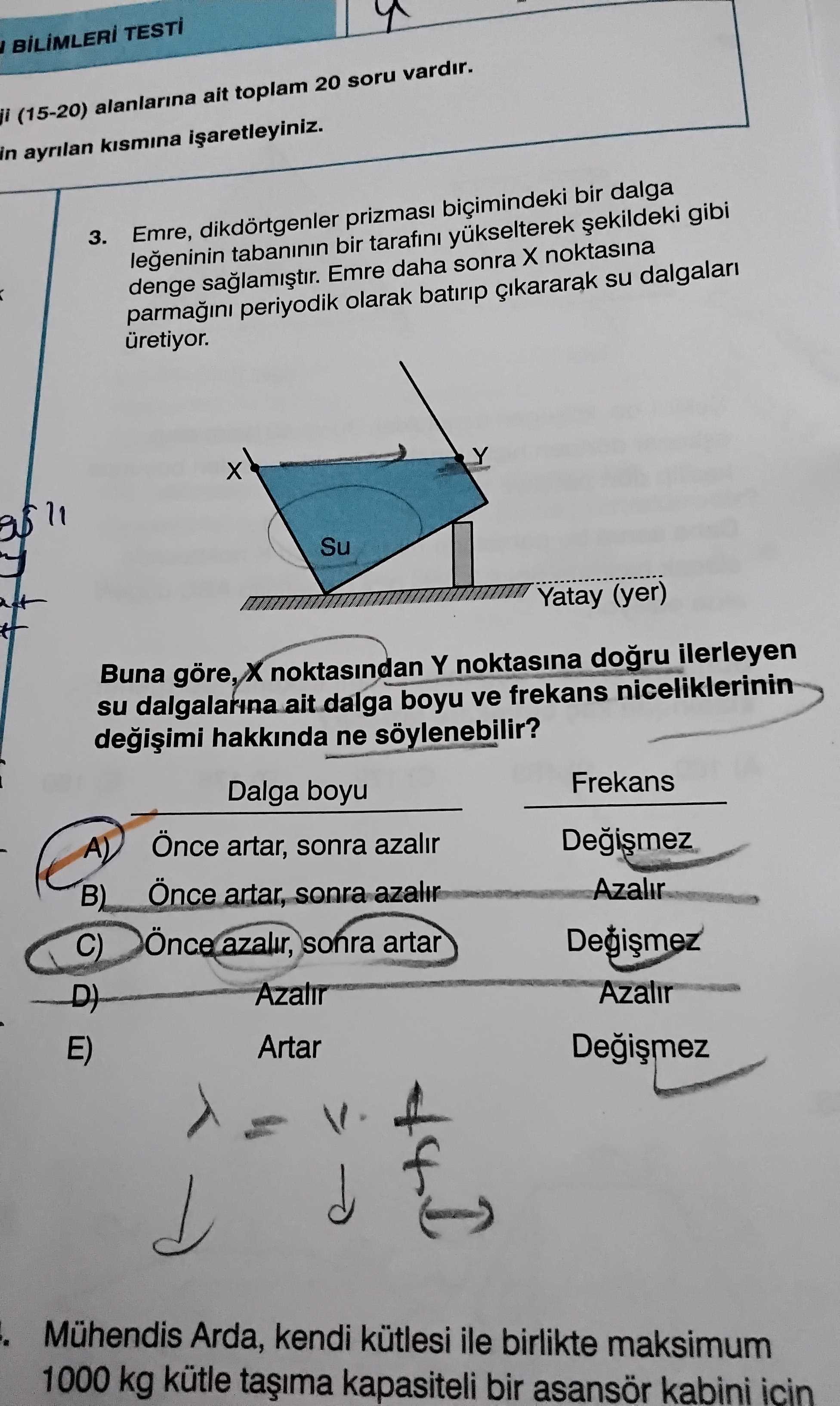 Emre, dikdörtgenler prizması biçimindeki bir dalga leğeninin tabanının bir tarafını yükselterek