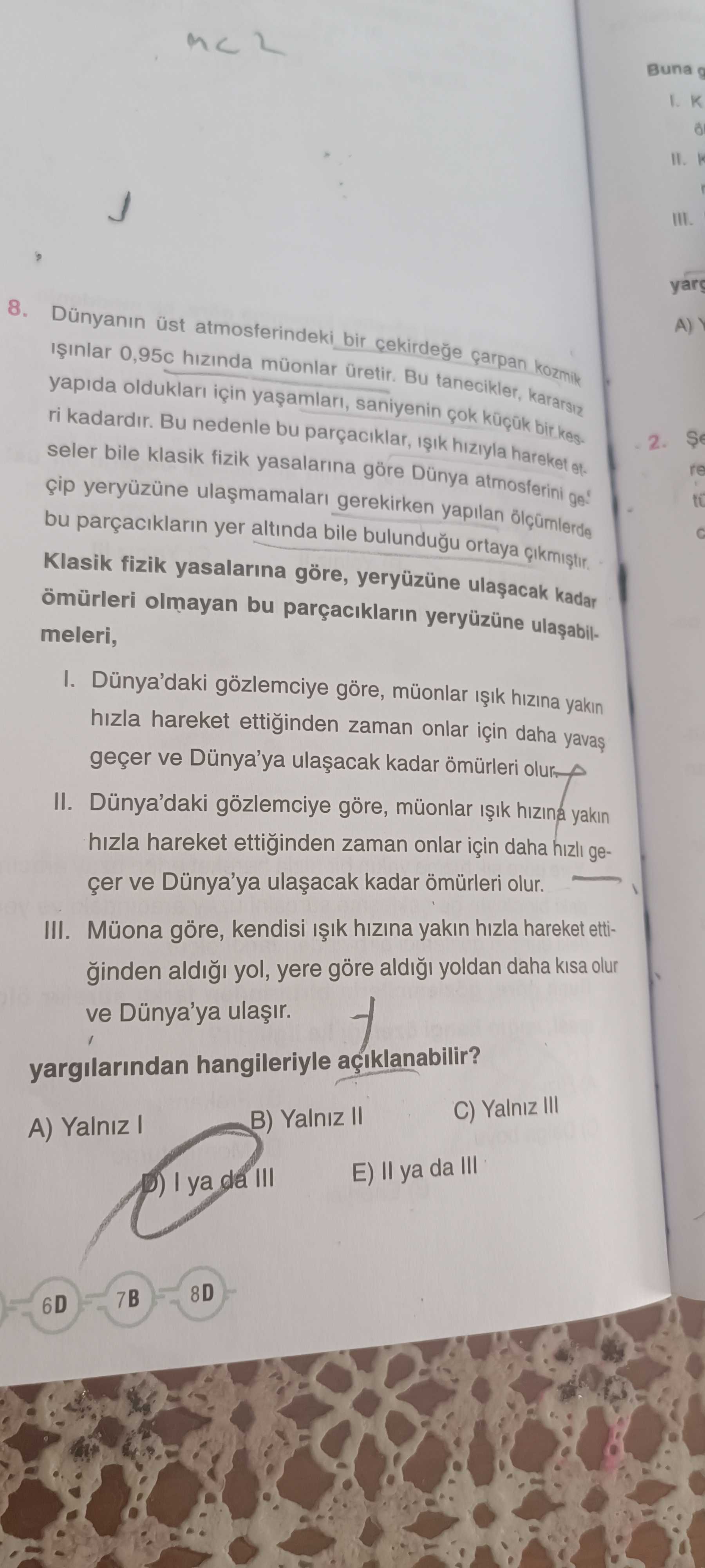 Dünyanın üst atmosferindeki bir çekirdeğe çarpan kozmik ışınlar 0,95c hızında müonlar üretir. Bu