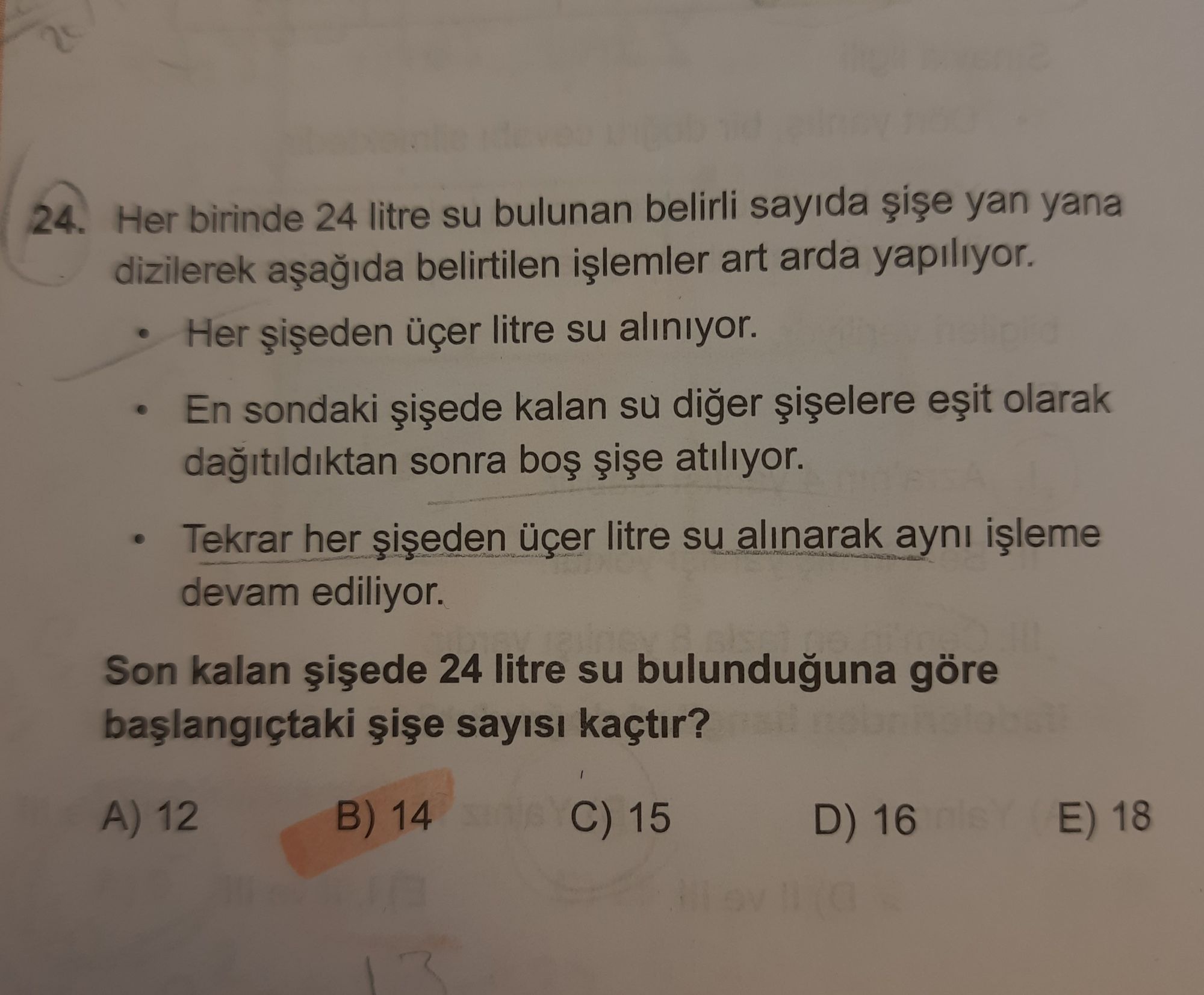 Her birinde 24 litre su bulunan belirli sayıda şişe yan yana dizilerek aşağıda belirtilen işlemler
