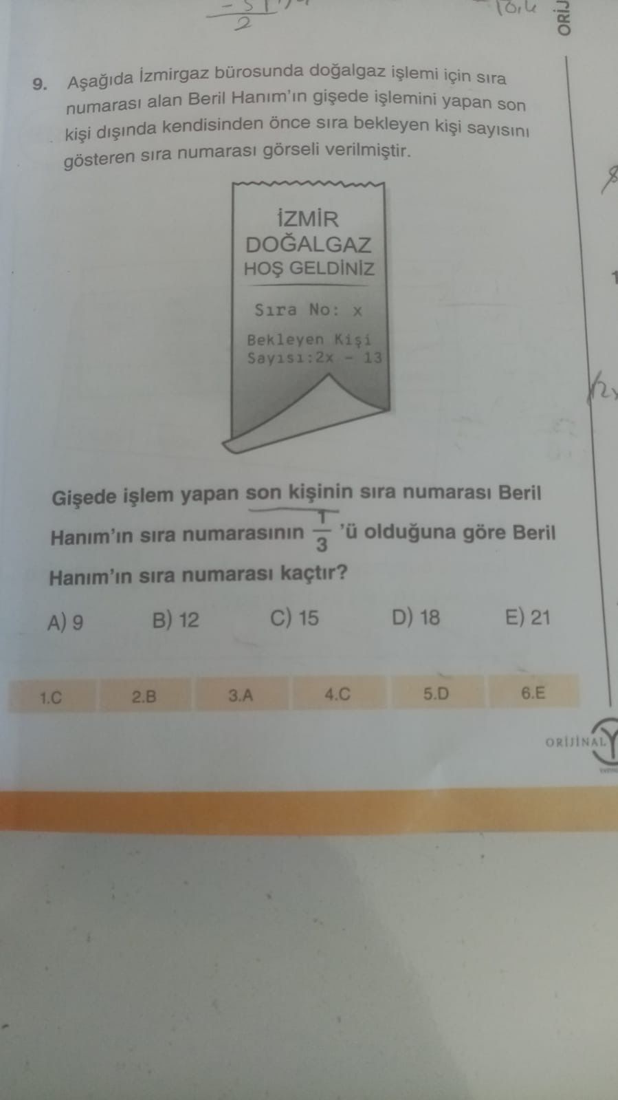 Aşağıda İzmirgaz bürosunda doğalgaz işlemi için sıra numarası alan Beril Hanım'ın gişede işlemini