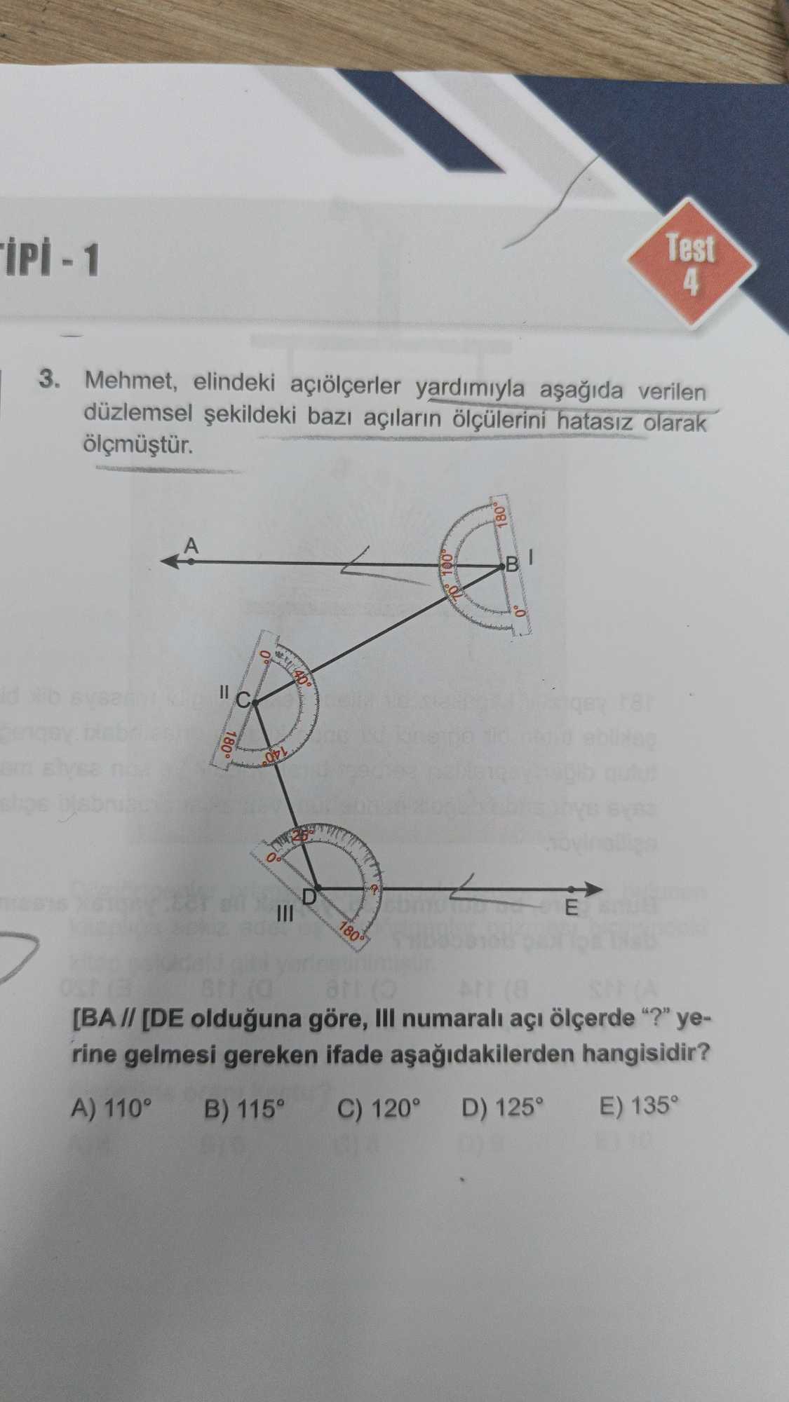 Mehmet, elindeki açıölçerler yardımıyla aşağıda verilen düzlemsel şekildeki bazı açıların ölçülerini