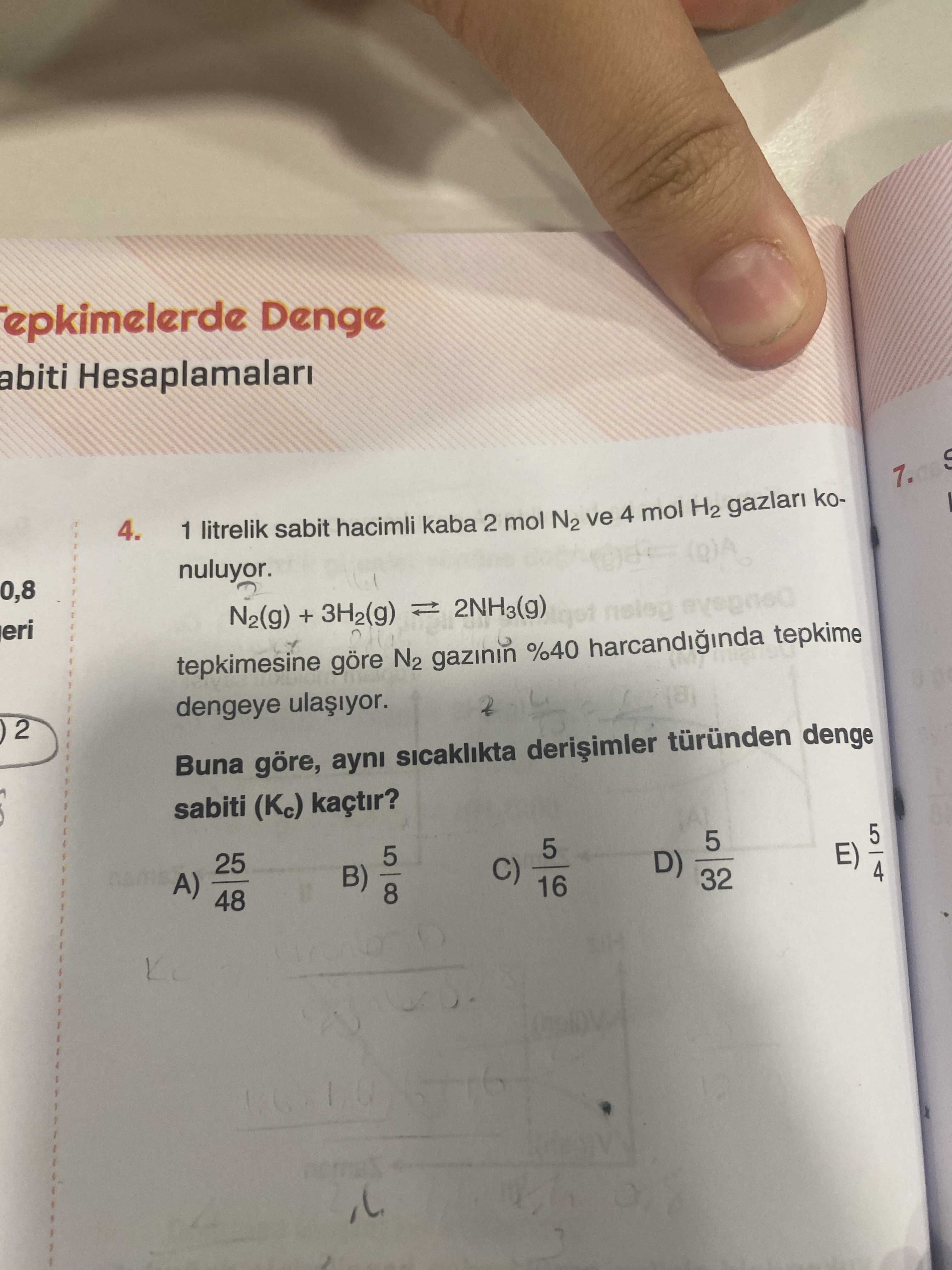 1 litrelik sabit hacimli kaba 2 mol N₂ ve 4 mol H₂ gazları konuluyor. N₂(g) + 3H₂(g) ⇌ 2NH₃(g)