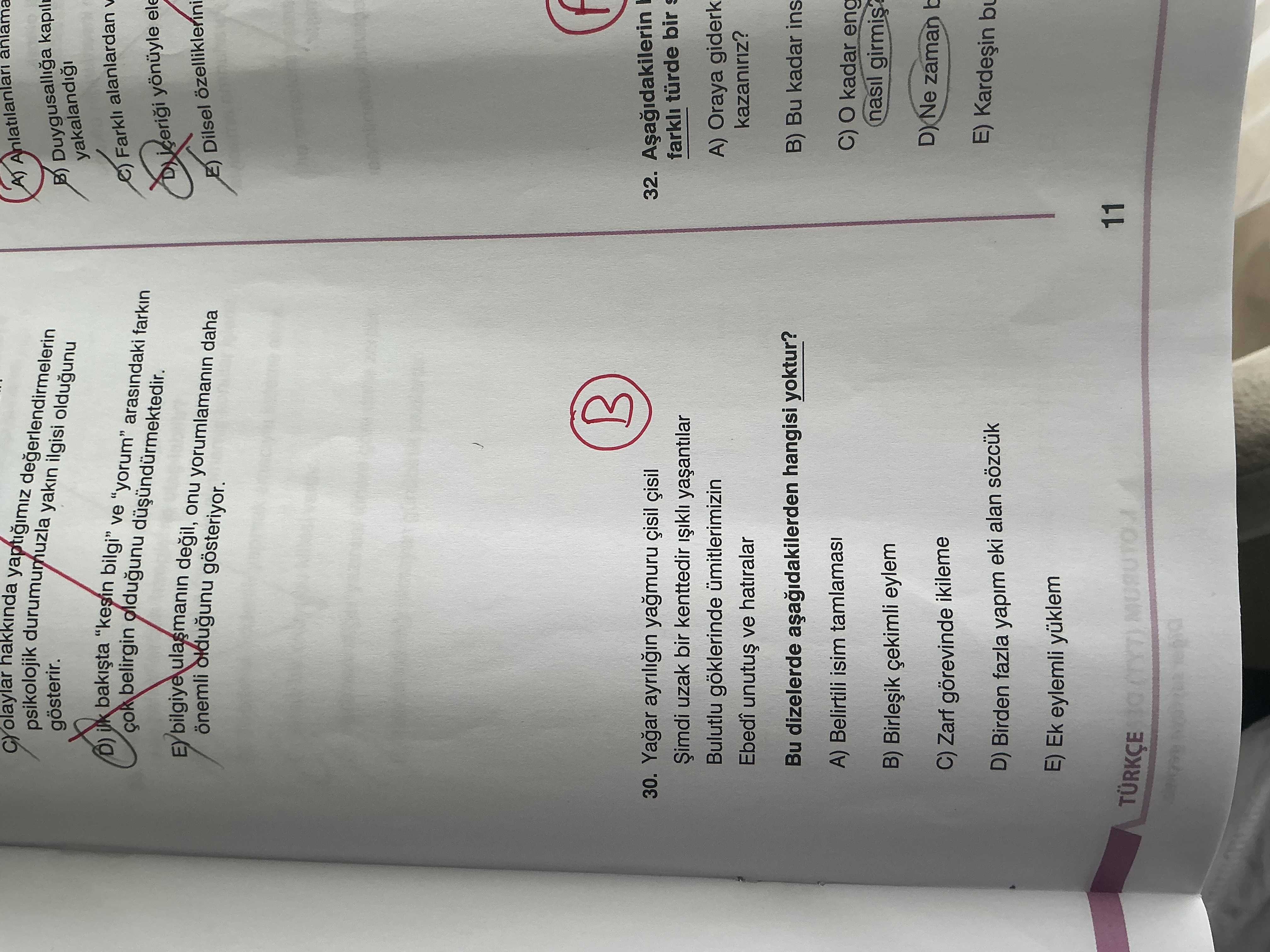 Yağar ayrılığın yağmuru çisil çisil Şimdi uzak bir kenttedir ışıklı yaşantılar Bulutlu göklerinde