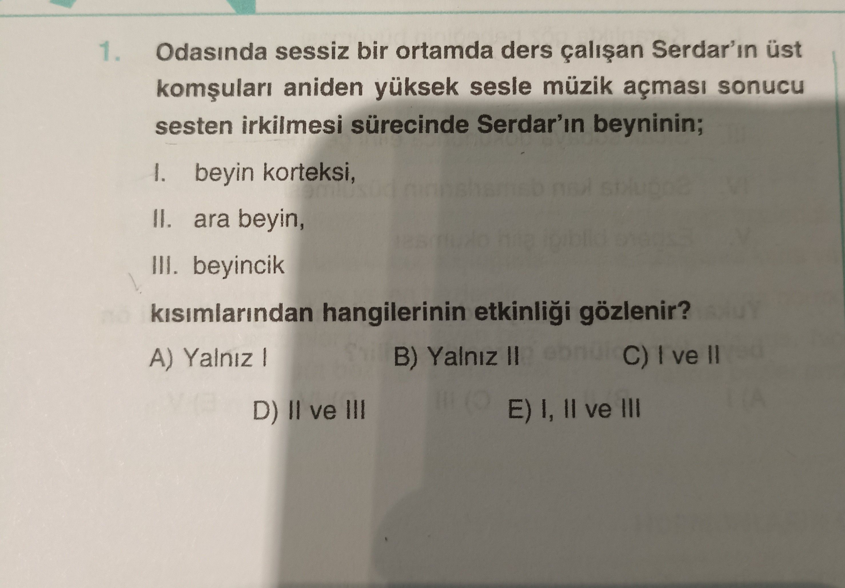 Odasında sessiz bir ortamda ders çalışan Serdar'ın üst komşuları aniden yüksek sesle müzik açması